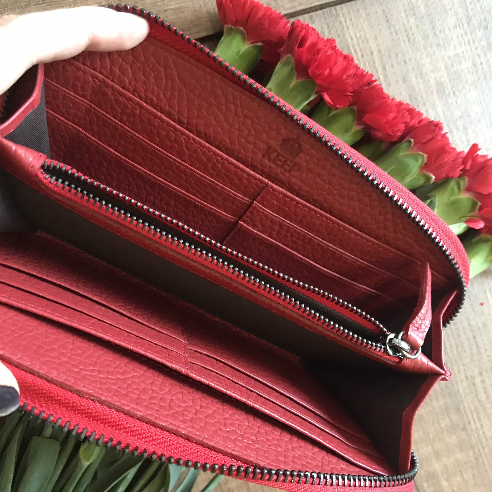 New Arrival !!!! กระเป๋าสตางค์ ทรงยาว แบบ ซิปรอบ 2 พับหนังวัวแท้นิ่มมือ จากแบรนด์ KEEP •Gissy zipper • กระเป๋าสตางค์ทรงยาว หนังวัวแท้ซิปรอบ แบบมีสายคล้องแขน ใบนี้ ใช้แล้วดีแน่นอนค๊า 🤑🤑 ตามหลัก โหราศาสตร์ กันเงินออก เก็บเงินอยู่แน่นอนค๊า ขน