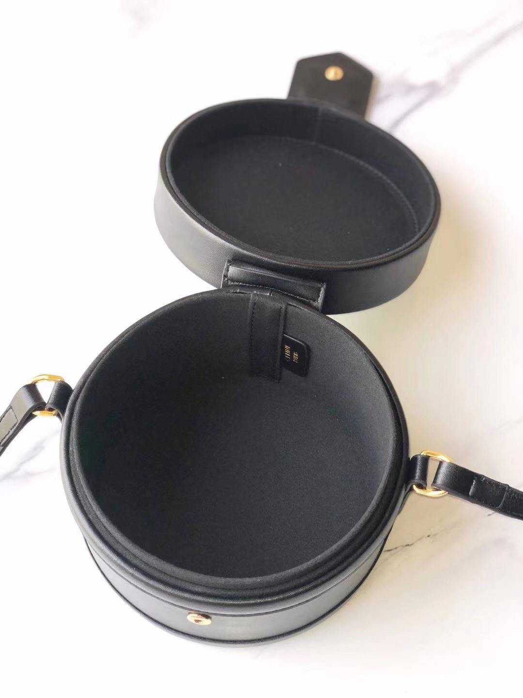 CELINE MEDIUM TAMBOUR IN SMOOTH CALFSKIN BAG กระเป๋าทรงกลมสวยหรูอยู่ทรงเปิดปิดด้วยฝาปิดกระดุมโลโก้แบรนด์ ภายในโล่ง