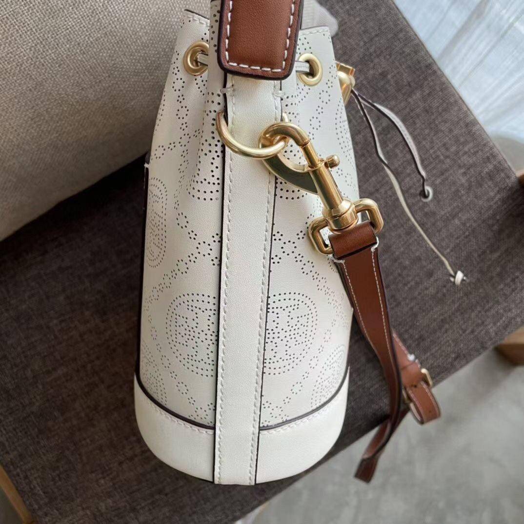 ของแท้ 💯% 】Tory T Monogram Perforated Bucket Bag New collection กระเป๋าถือหรือสะพาย ใหม่ล่าสุด สีขาวงาช้าง งานประณีตมาก วัสดุหนังวัวแท้ ลายฉลุ จะถือหรือสะพายได้หมด