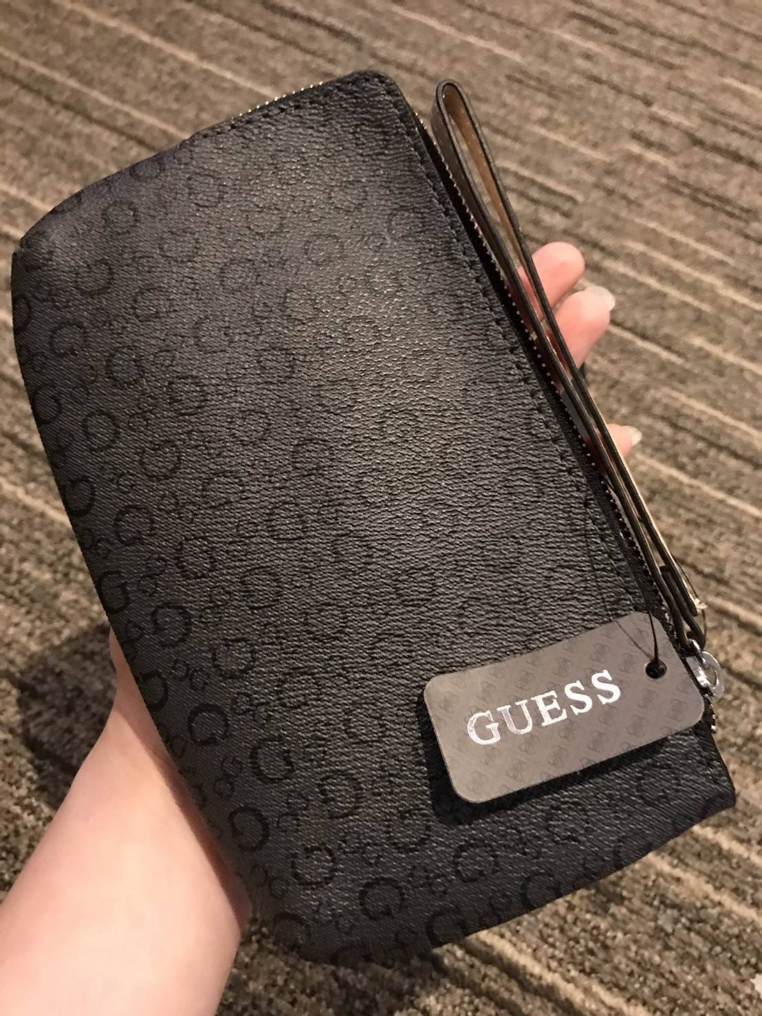 มาแว้วว! รอบนี้ห้ามพลาดนะคะ! GUESS LEATHER CLUTH BAG กระเป๋าคลัชรุ่นใหม่ล่าสุดหนังเรียบปั้มลาย G สวยอยู่ทรงดูแลรักษาง่าย มีสายคล้องมือ เปิดปิดด้วยซิปสะดวกใช้ ด้านหน้าประดับโลโก้แบรนด์อะไหล่เงิน ภายในมีช่องใส่บัตร สามารถใส่แบงก์พัน / บัตรเครดิต / iphone7+ 