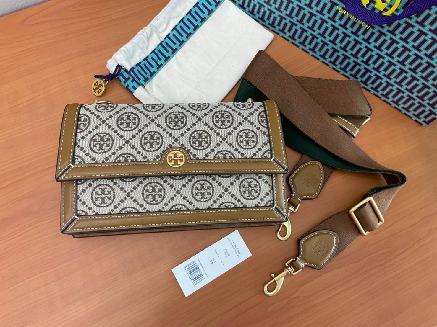 TORY BURCH 81000 MINI T MONOGRAM JACQUARD SHOULDER BAG คอลเลคชั่นฤดูใบไม้ผลิ 2021 กระเป๋าสะพายรุ่นใหม่จาก Tory Burch ดีไซน์สวยคลาสสิค แฝงไว้ด้วยความหรู ลวดลายผ้าแจ็คการ์ด T Monogram บนกระเป๋า Tory Burch นี้ เป็นการยกย่องให้กับงานควิลท์ชาวเพนซิลเวเนียดัตช์