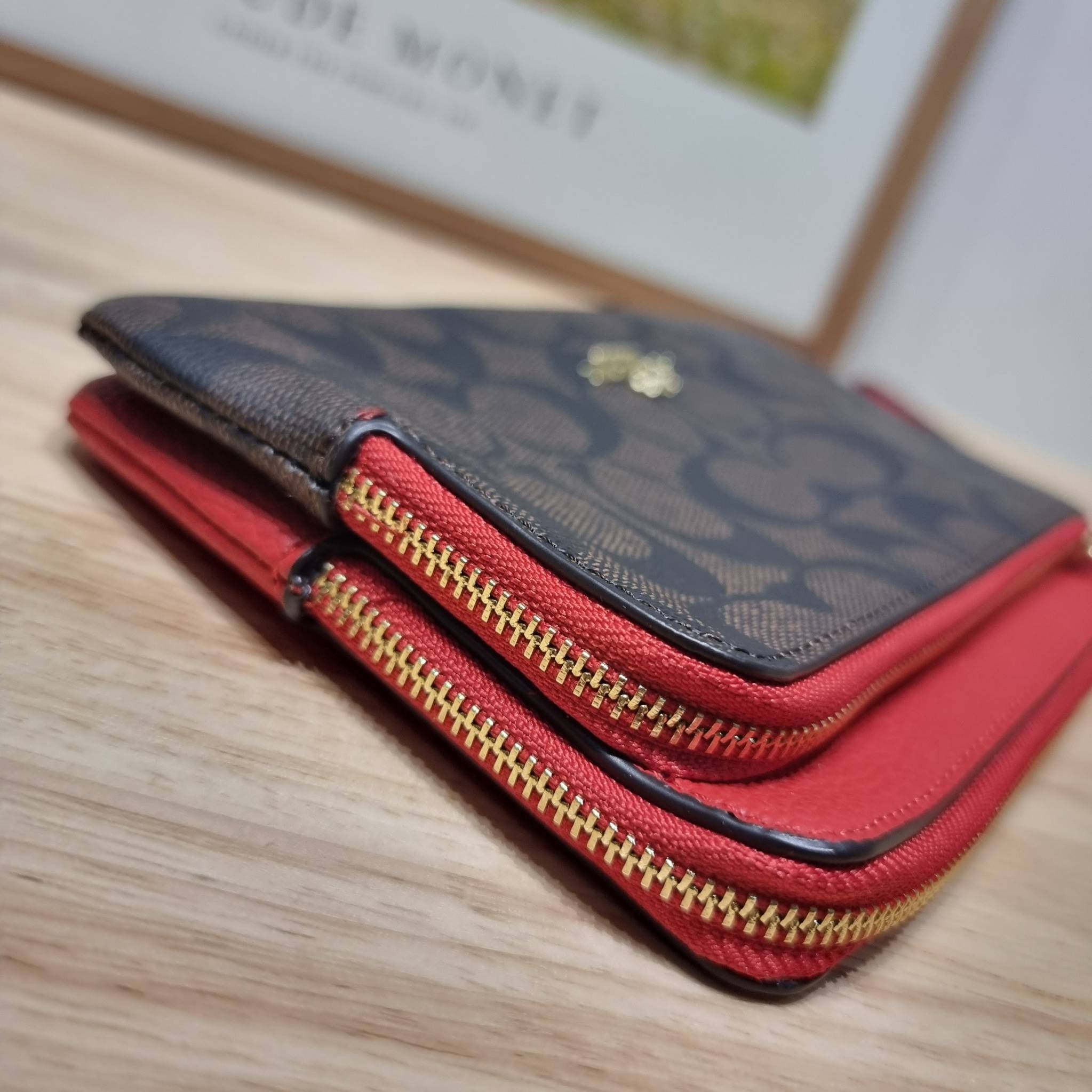 COACH DOUBLE ZIP WALLET IN SIGNATURE CANVAS / C5576 / C5610 / C7313 พร้อมส่ง 8 สี ใหม่ล่าสุด คอล 2023 กระเป๋าคล้องมือใบใหญ่ ดีไซน์ใหม่เล่นระดับ เพิ่มลูกเล่นและดีเทลให้ดูน่าใช้ยิ่งขึ้น