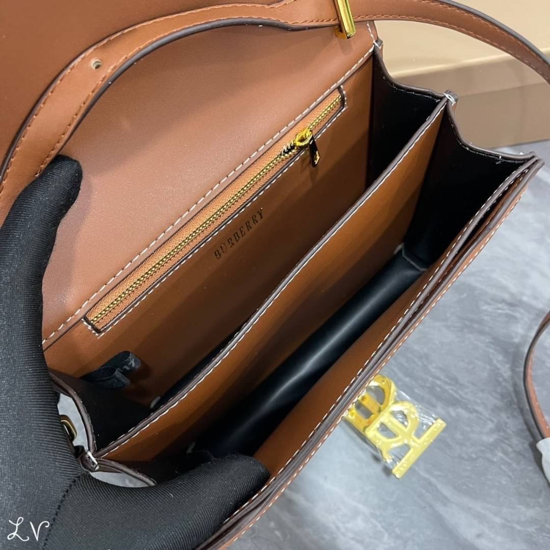 BURBERRY FRAGRANCES CROSSBODY BAG / BURBERRY SMALL CHECK CANVAS AND LEATHER TB BAG เบสท์ไอเท็ม!! คอลเลคชั่นที่ปังตลอดปี รอบนี้ออกแบบสไตล์ผู้ดีอังกฤษ
