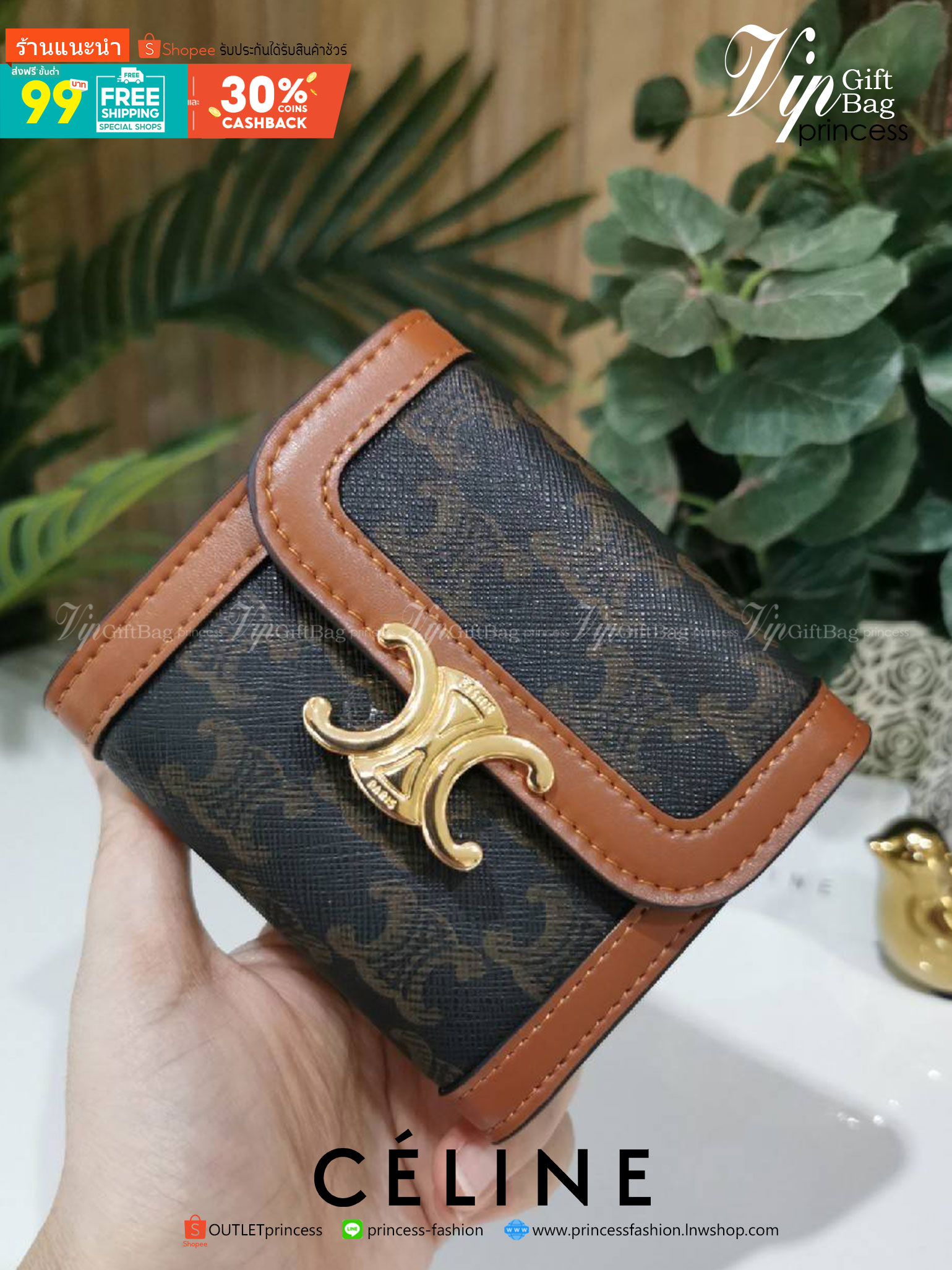 พรีเมี่ยมกิ๊ฟแท้ 100% 】CELINE SHORT WALLET VIP GIFT WITH PURCHASE GWP พรีเมี่ยมกิ๊ฟ Limited จาก CELINE HAUTE PARFUME DUTYFREE วัสดุ Triomphe Canvas หนังขึ้นลาย Signature Brand สวยอยู่ทรงมีโลโก้ด้านหน้าเปิดปิดด้วยฝาพับกระดุมแม่เหล็ก
