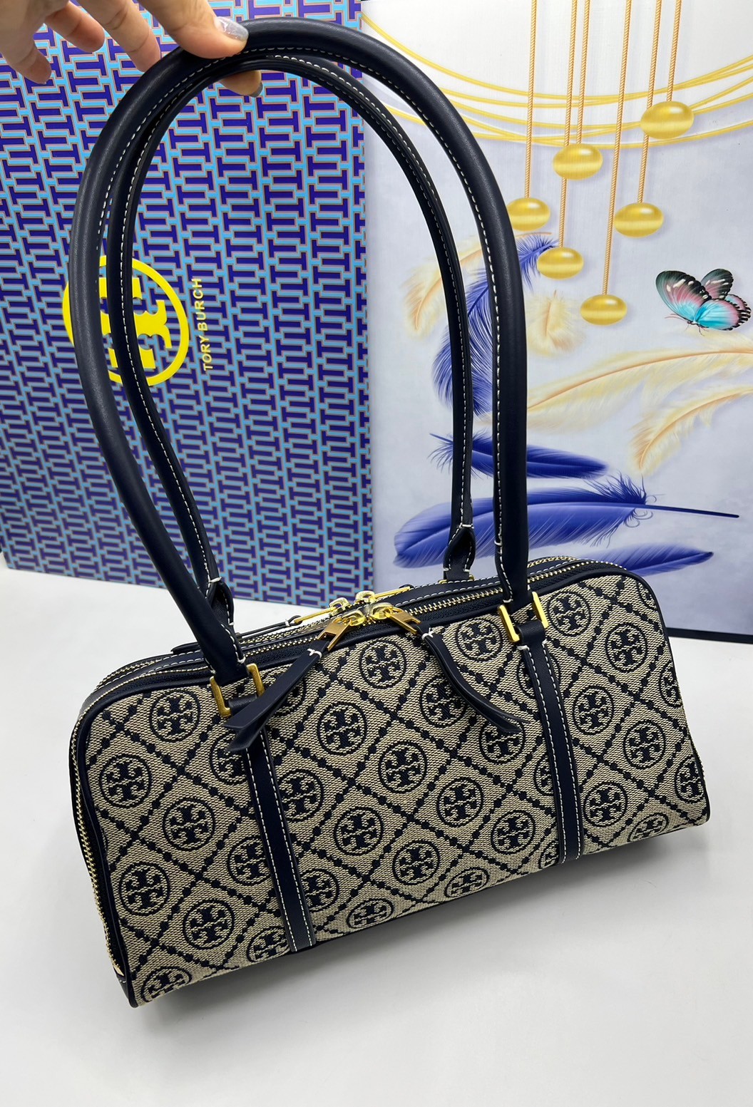 TORY BURCH Small T Monogram Marshmallow Satchel / Tory Burch tote handbag พร้อมส่ง 2 สี ใหม่ล่าสุด กระเป๋าสะพายไหล่ดีไซน์สุดทันสมัย ตัดเย็บสวยงาม ผ้า jacquard ตัดหนัง เปิด-ปิดแบบซิป มีช่องแบ่ง 2 ช่อง มีซิปลับด้านใน ใส่ของได้เยอะมากๆ ค่ะ