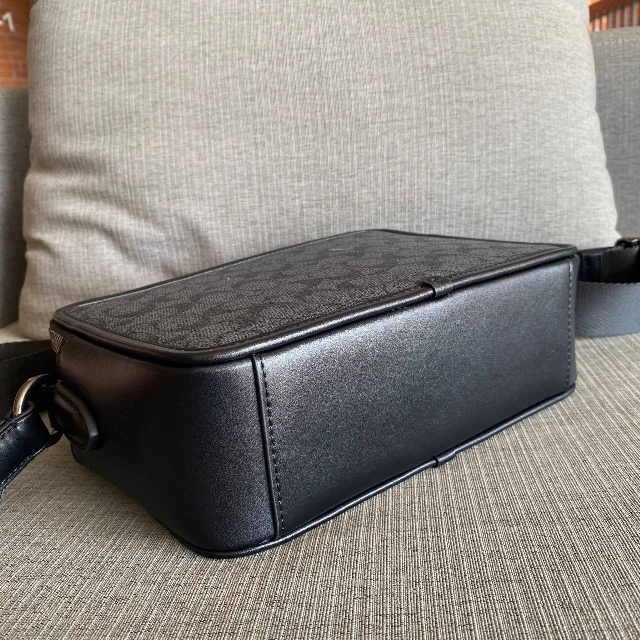 CHARTER CROSSBODY 24 IN SIGNATURE CANVAS (COACH C5341) 😎😎 กระเป๋าสะพายข้าง ไอเท็มยอดฮิตทรงหล่อ เรียบหรู ดูดี เป็นรุ่นที่หนุ่มตามหากันเยอะมาก วัสดุหนังแคนวาสสลับหนังแท้ เปิด-ปิดด้วยซิป 2 ช่อง มีช่องแยกใส่ของเป็นสัดส่วน สะพายไปเที่ยวหรือทำงา