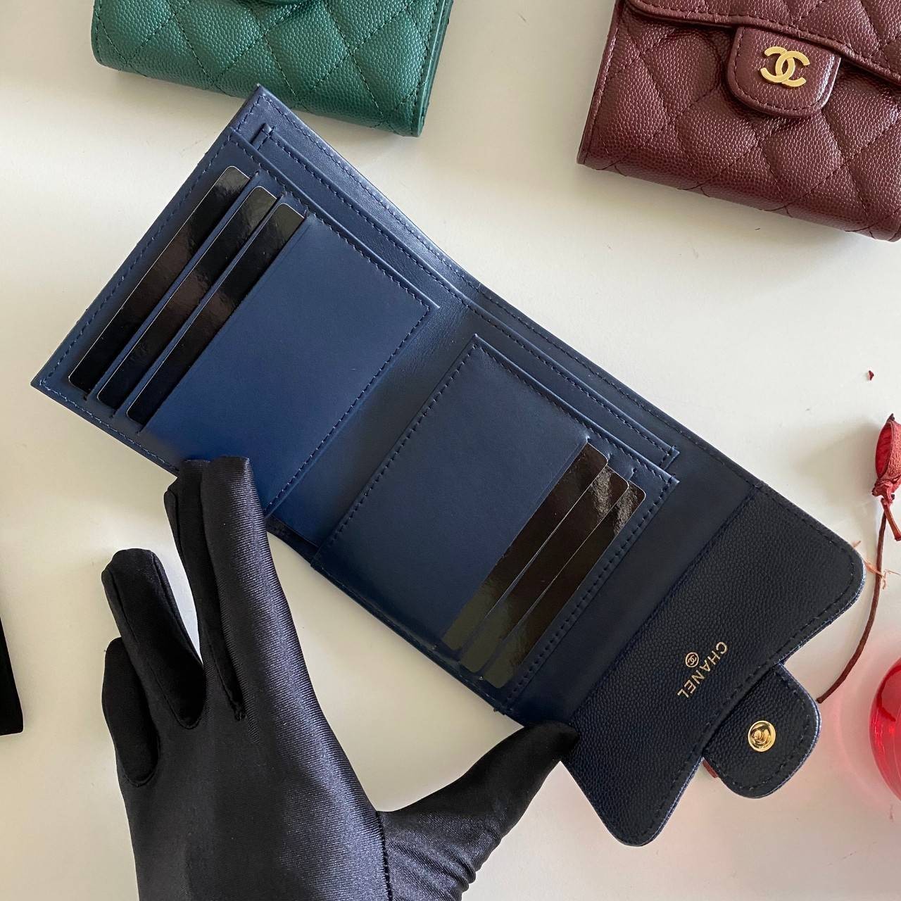 หนังแท้ Chanel Classic small wallet caviar 3 พับ พร้อมส่งที่ไทย รุ่นยอดนิยมไอเท็มฮิตวัสดุหนังแท้คาเวียร์สวยคลาสสิคเปิดปิดด้วยฝาปิดกระดุมด้านหน้ามีโลโก้แบรนด์อะไหล่ทองสวยหรูดูดี ตัวจริงสวยน่าใช้ Chanel mini นาทีนี้กำลัง in สุดๆ ภาพสินค้าถ่ายจากงานขายจริง ใ