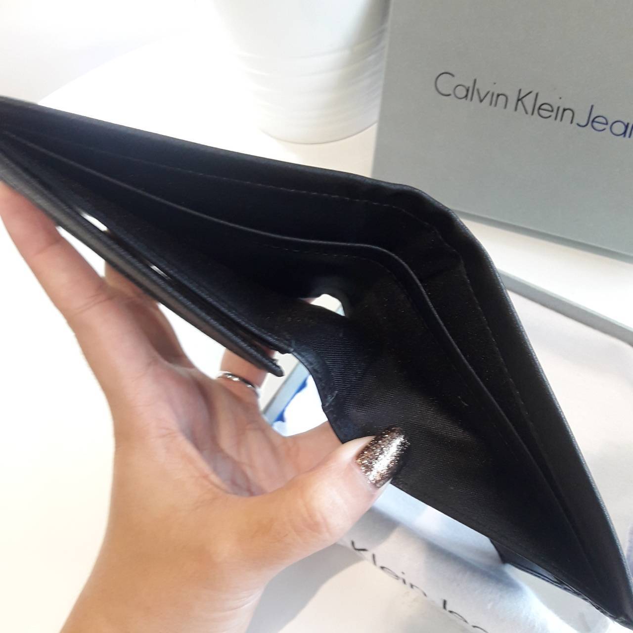 Set กระเป๋าสตางค์ชาย Calvin Klein Short Wallet กระเป๋าสตางค์ใบสั้น ของแท้100% ได้มายากมากค้าาา น้ำหนักเบา ด้านหน้าประดับด้วยโลโก้แบรนด์โลหะเงิน ด้านในเปิดได้ทั้งแบบสองและสามพับ ช่องใส่บัตรเยอะจุใจ ท่านไหนที่กำลังมองหาของขวัญสุดหรู ให้คุณผู้ชาย เซ็ตนี้ตอบโ