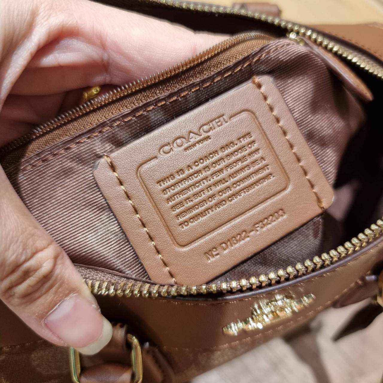 COACH F32203 MINI BENNETT SATCHEL IN SIGNATURE CANVAS กลับมาอีกครั้ง!! กับกระเป๋าทรงหมอนยอดฮิต 🥳 มีกี่สีก็ขายหมด วัสดุหนังแคนวาสเคลือบลาย ทรงสวยใช้งานได้ทุกโอกาส ภายในโล่งกว้างใส่ของได้เยอะ มีหูจับในตัว และสายสะพาย crossbody ปรับได้ตามตัว ใบนี้ไม่
