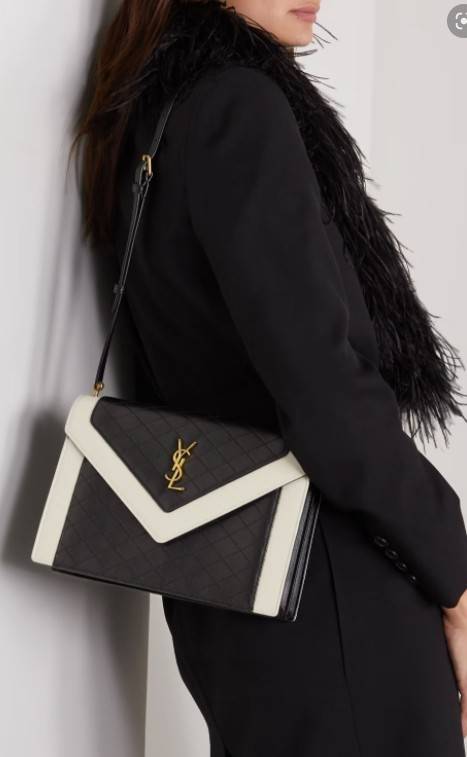 VIP SAINT LAURENT GABY SATCHEL BLACK / YSL GABY กระเป๋าสะพายดีไซน์เกร๋ รูปทรงแบบซองจดหมาย หนังลายตาราง น้องใหม่จากSaint Laurent Gaby Satchel วัสุดหนังลูกแกะแบบควิลท์ (หนังแกะสังเคราะห์) งานสไตล์วินเทจ แต่งขอบสีขาวตัดกับสีดำ ด้านหลังมีช่องสำหรับใส่ของได้ โ