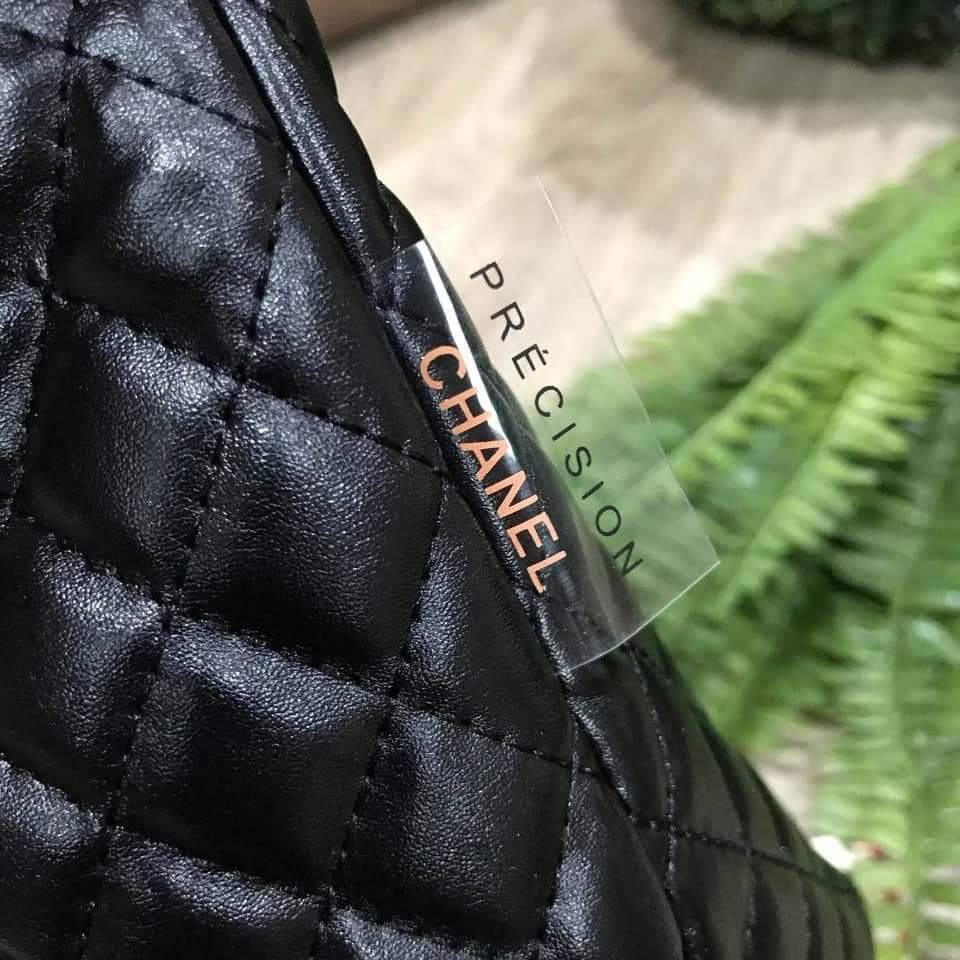 Chanel GWP Tote Bag With Chain New arrival! กระเป๋าสะพายทรง Tote VIP Gift With Purchase รุ่น Limited Edition VIP gift ของแท้จาก Chanel Perfume Counter วัสดุหนังเรียบลายตาราง ขนาดกำลังดี น้ำหนักเบา ด้านหน้ามีโลโก้ เปิดปิดด้วยกระดุมแม่เหล็ก ภายในมีโลโก้ และ