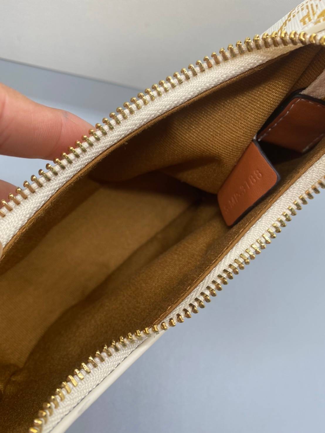 CELINE MINI SHOULDER BAG Celine Vintage Classic MINI Ava bag กระเป๋าสะพายไหล่ใบเล็กน่ารักมากก ขนาดใหม่ น้องน่ารักมากก คาเฟ่จ๋าาาา น้องมาล๊าววว วัสดุ TRIOMPHE CANVAS ดีไซน์สวยหรูฮิตสุดในเกาหลี! หนังสวยอยู่ทรงกันน้ำ เปิดปิดด้วยซิปแบรนด์สีทอง สายสะพายหนังปรั