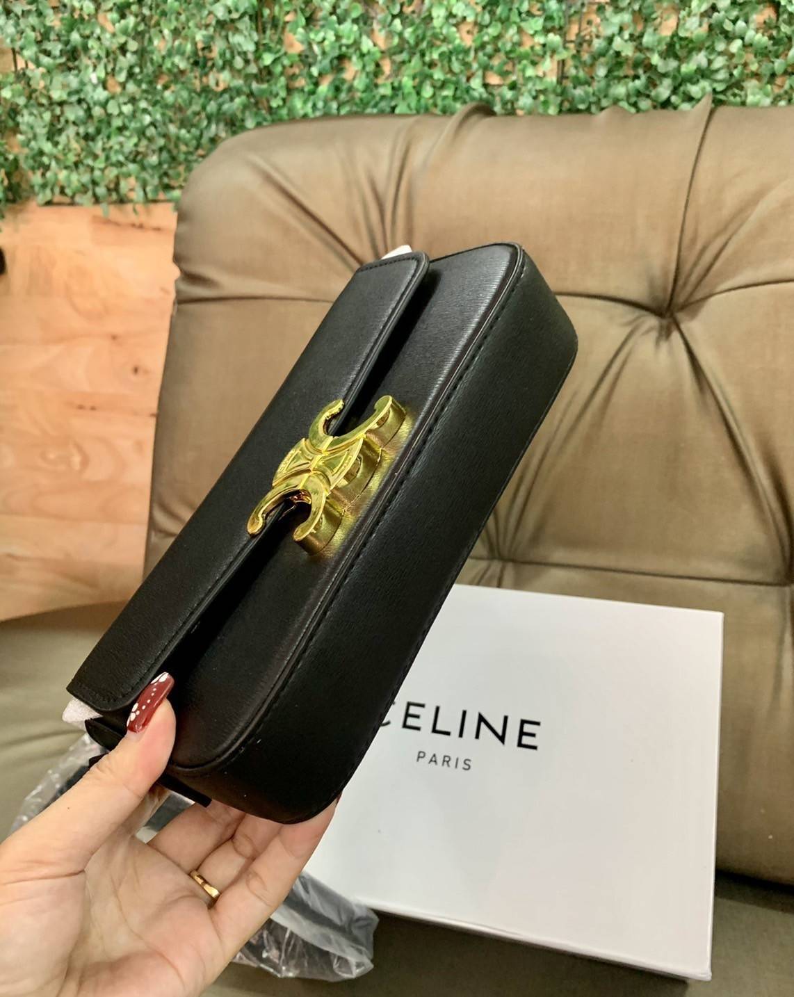 CELINE TRIOMPHE SHOULDER BAG VIP GIFT WITH PURCHASE-GWP พรีเมี่ยมกิ๊ฟ Limited Edition จาก CELINE PERFUME DUTY FREE COUNTER วัสดุหนังแกะสังเคราะห์เรียบ ดีไซน์ยอดนิยมสไตล์สาว LISA ทรงเหลี่ยมสวยหรูอยู่ทรง