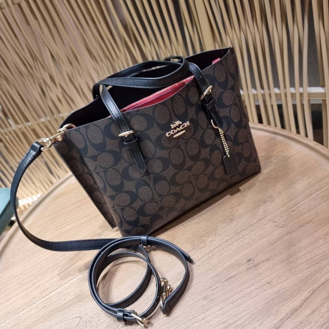 OUTTLET 】COACH MOLLIE TOTE 25 (C4250 C4084) น้องคนสวยอีกหนึ่ง!! กระเป๋าโท้ทไซส์เล็กที่สาวๆหลงรัก ดีไซน์คลาสสิคเหมือนเดิม เพิ่มเติมคือสะดวกขึ้นเยอะ!! ย่อส่วนมาจากใบใหญ่เป๊ะๆ น่ารักน่าใช้มากๆ วัสดุหนัง crossgrain ทนทาน ใช้งานง่าย เรียบหรูดูดีม้าก!! ภายในโล่