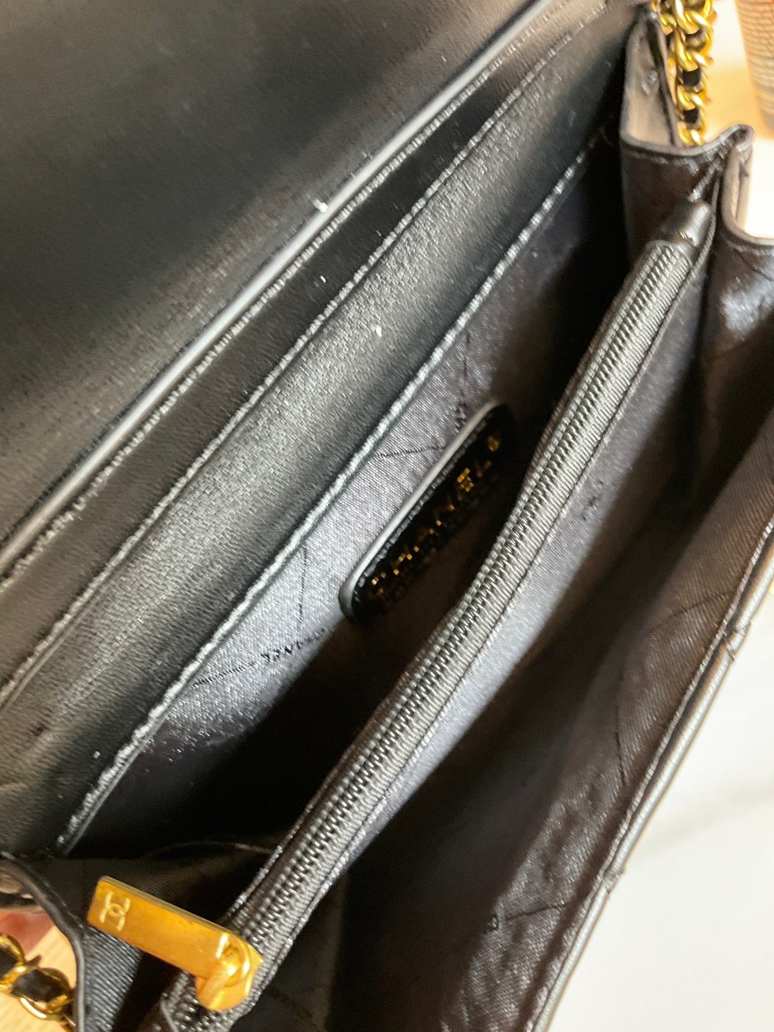 Chanel Golden Ball Flap Bag / CHANEL WOC VIP GIFT CROSSBODY CHAIN BAG กระเป๋าทรงสะพายข้าง ที่กำลังมาแรงมาในตอนนี้ ตัวกระเป๋าเป็นกระเป๋าสตางค์หนังพียูพรีเมี่ยม อะไหล่ทองวินเทจทั้งใบ ด้านหน้าประดับโลโก้พร้อมมุก CC สุดหรู เปิดปิดด้วยตัวหมุนล็อค แบ่งช่องใส่ขอ