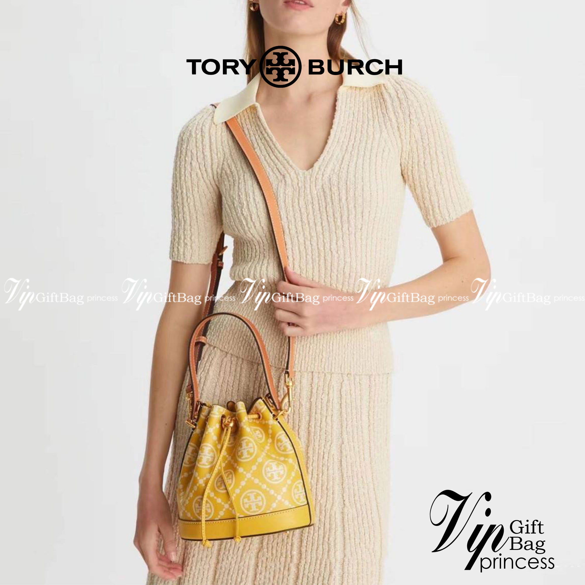 Medium : Tory Burch T Monogram Embossed Bucket Bag กระเป๋าถือหรือสะพายไหล่ ประดับด้วยลวดลายอันเป็นสัญลักษณ์ของแบรนด์ ถูกประดิษขึ้นด้วยความพิถีพิถันวัสดุหนังอย่างดี ด้านในบุด้วยหนังไมโครซูแอคเนื้อนุ่มทำความสะอาดง่าย กระเป๋าผ่าหลังด้านนอก1ช่อง ด้านใน 1ช่อง 