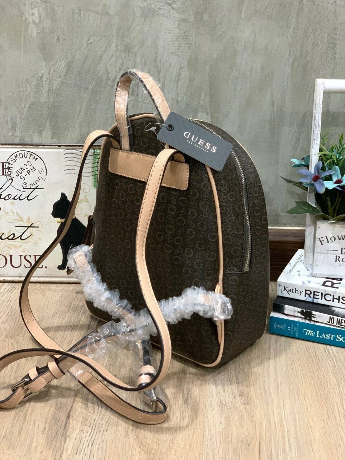 5สี Guess Woman’s Backpack กระเป๋าเป้สะพายรุ่นใหม่! วัสดุหนังsaffiano ขนาดกลางกำลังดี เปิดปิดด้วยหัวซิปหนัง ภายในบุผ้าลายsignature กว้างใส่ของได้เยอะ กระเป๋าสตางค์ยาว มินิไอแพค ด้านหน้ามีอีกหนึ่งช่องซิปเก็บของจุกจิกได้ มีโลโก้ตัวนูนเป็นดีเทลน่ารักๆ สายสะพ