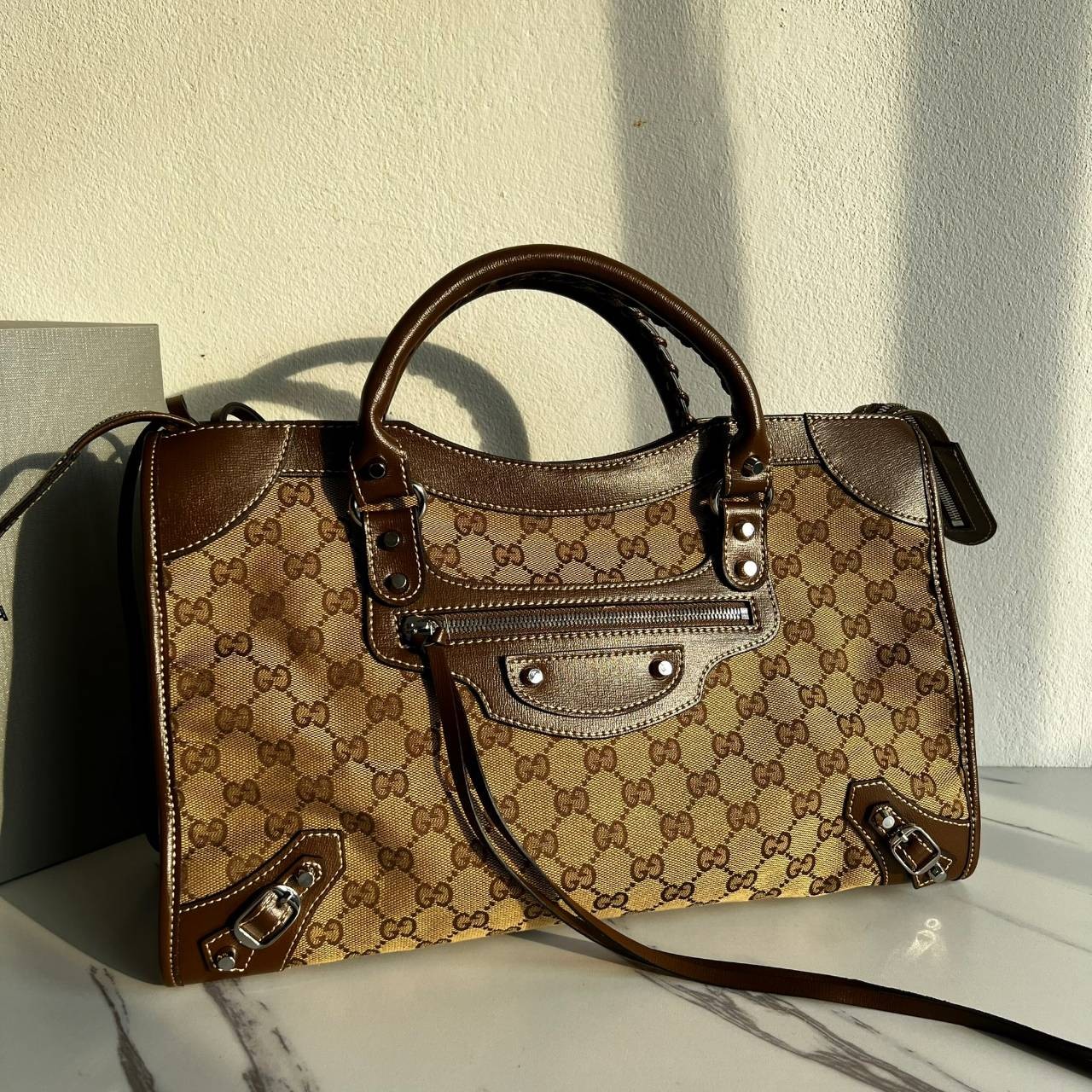 หนังแท้ Gucci The Hacker Project medium Neo Classic bag พร้อมส่งที่ไทย มาแล้วนะค้า มาแรง ขายดีม๊ากกกค่ะ GUCCI x BALENCIAGA CITY BAG ใบนี้มีสายสะพาย มาแรงที่สุดในตอนนี้ เป็นการออกแบบร่วมกันของ2แบรนด์ดัง เฟียส สวย แพทเทิร์นลาย ทรง เป๊ะๆ งานเทพสุดแบบเทียบแท้