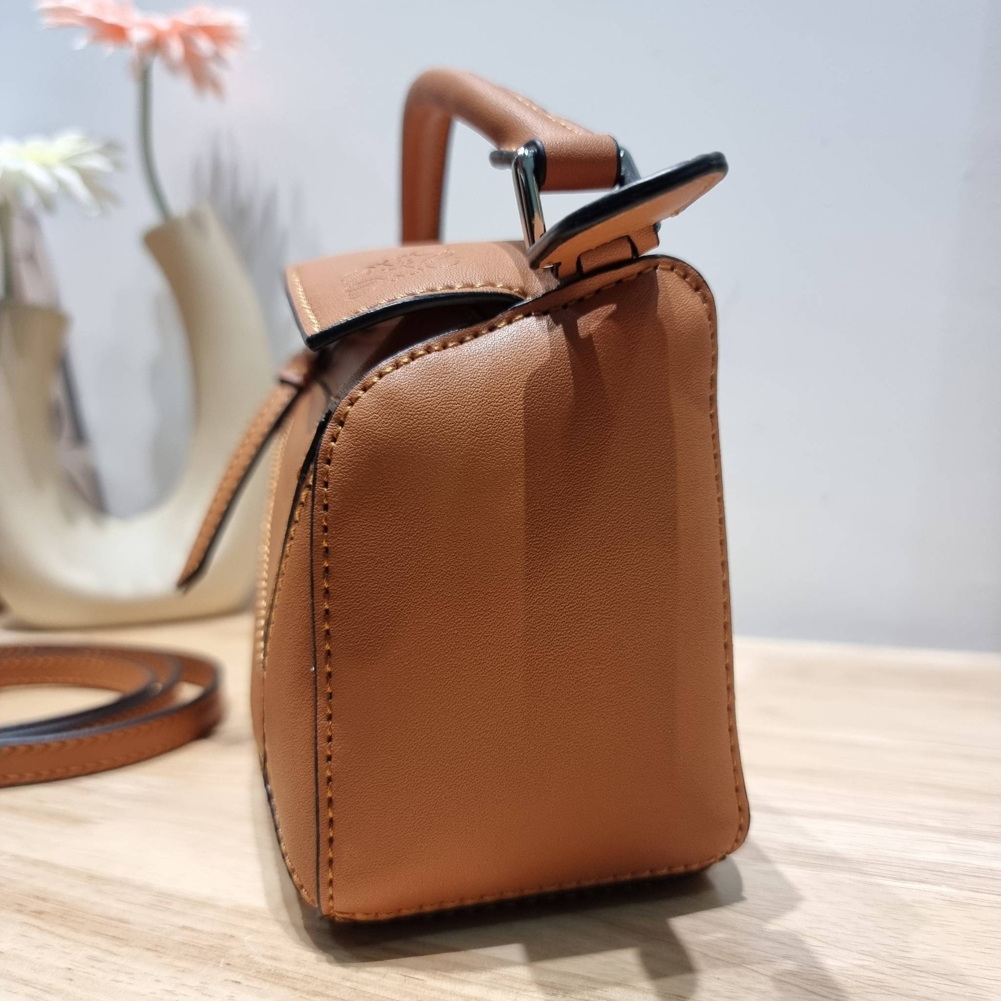 LOEWE MINI PUZZLE BAG IN CLASSIC สุดยอดแบรนด์ที่ดีไซน์เป็นเอกลักษณ์ โดดเด่น สวยหรู กับกระเป๋าสะพายข้างทรงกล่อง ไซส์มินิ สไตล์พัซเซิล