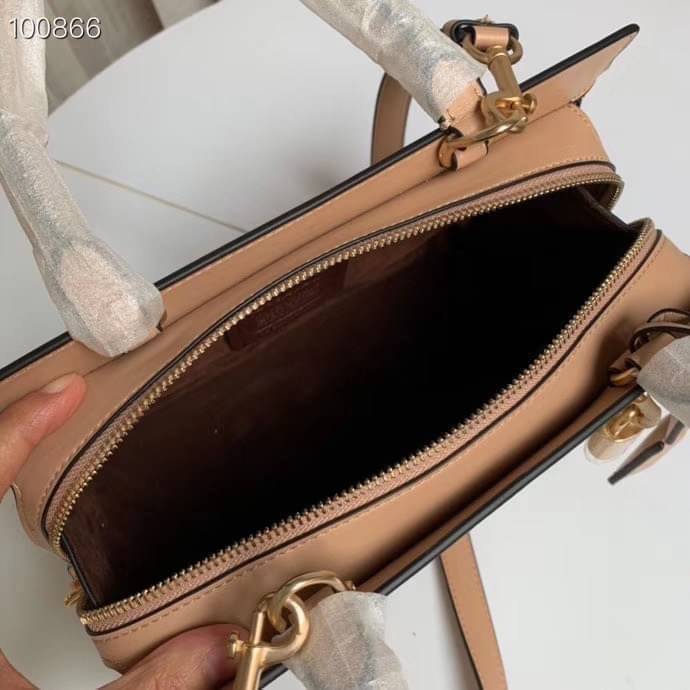 COACH ZOE CARRYALL IN SIGNATURE CANVAS เดอะเบสท์แห่งปี ต้องยกให้พี่คนสวยใบนี้เลย!! รุ่นที่สาวๆตามหา หายากอีกหนึ่ง กระเป๋าถือ/สะพายทรงสวย คลาสสิค ใบใหญ่จุคุ้ม มีดีเทลน่ารักๆที่แม่กุญแจ สามารถล็อคหัวซิปได้ กุญแจซ่อนในพวงหนังห้อยก็น่ารักไปอีก ภายในโล่งกว้าง 