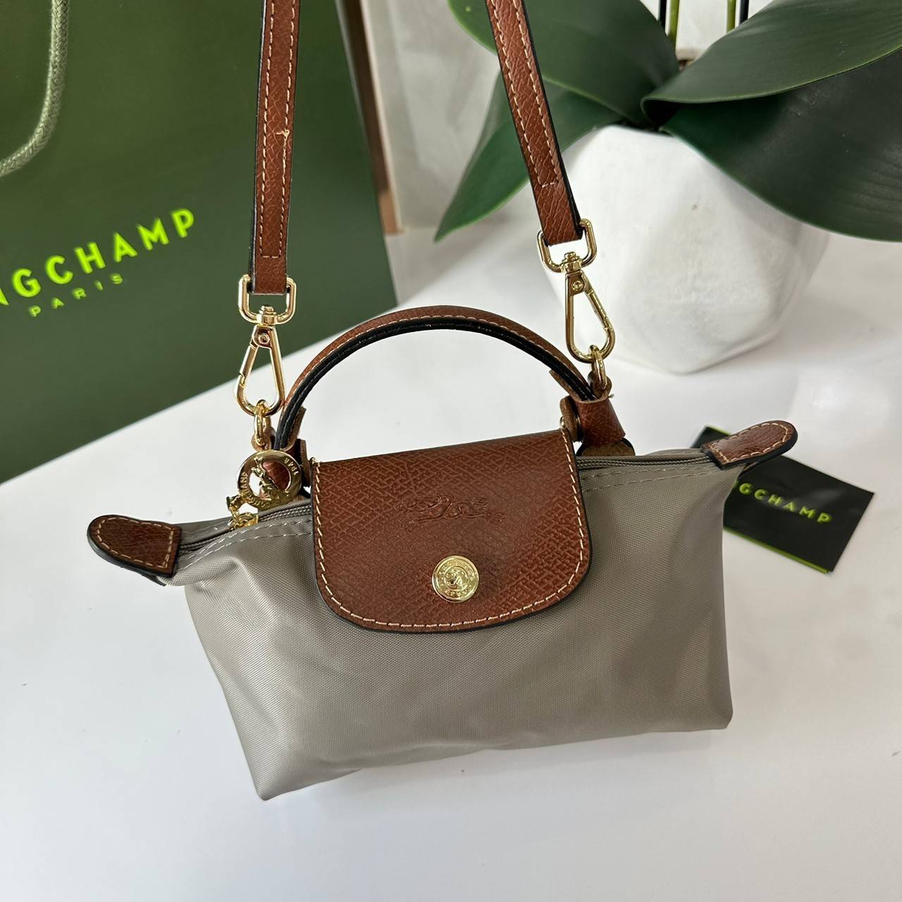 LONGCHAMP LE PLIAGE ORIGINAL Pouch with handle กระเป๋าใบเล็กขนาดกระทัดเหมาะกับใส่ของจำเป็นจุกจิก กันน้ำได้ พร้อมส่ง