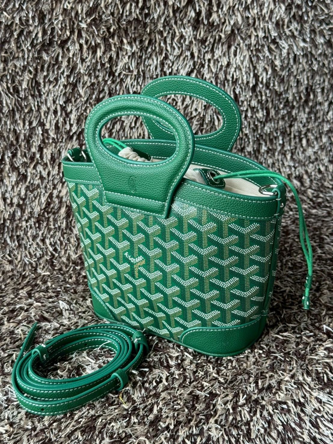 Goyard Beluga Mini Bag กระเป๋าสะพายทรงบัคเก็ต หูจับในตัว ภายในเป็นเชือกรูด น่ารักเกินต้าน เหมาะมากกับสาวๆสายแต่งตัวน่ารัก ขนาดกำลังพอดีไม่เล็กไม่ใหญ่เกินไป ควรมีมากค่า