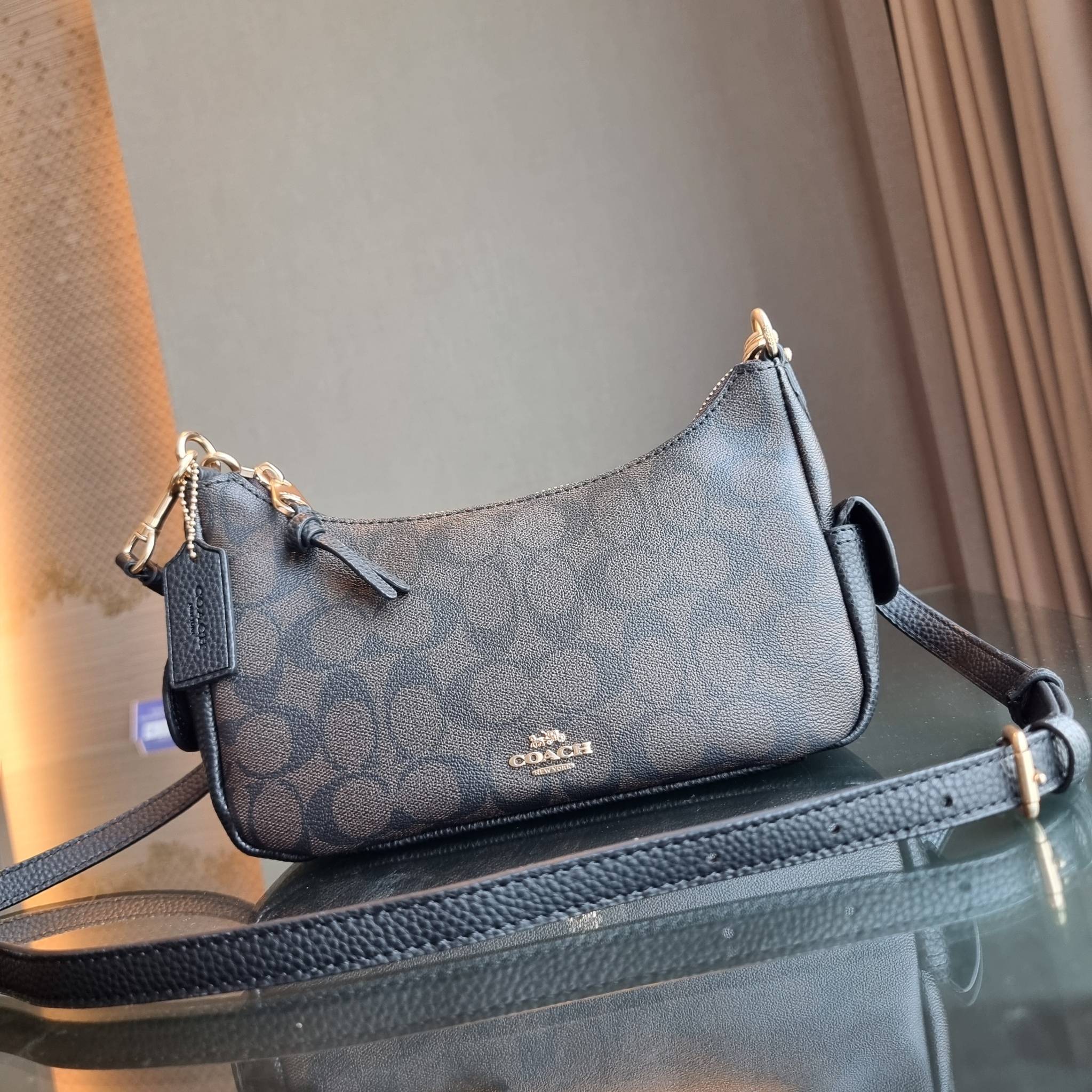 COACH C7223 PENNY SHOULDER BAG 25 IN SIGNATURE CANVAS คอลเลคชั่นเพนนีสุดคิ้วท์ ในรูปแบบของกระเป๋าสะพายไหล่กึ่งทรงพอช พร้อมเสิร์ฟความสวยถึงบ้านไปเลย!! ด้วยดีไซน์คลาสสิคย้อนยุค ที่แอบแฝงความเรียบหรู มาพร้อมสายสะพาย 2 เส้น เป็นสายคล้องมือและสายสะพายครอสบอดี้