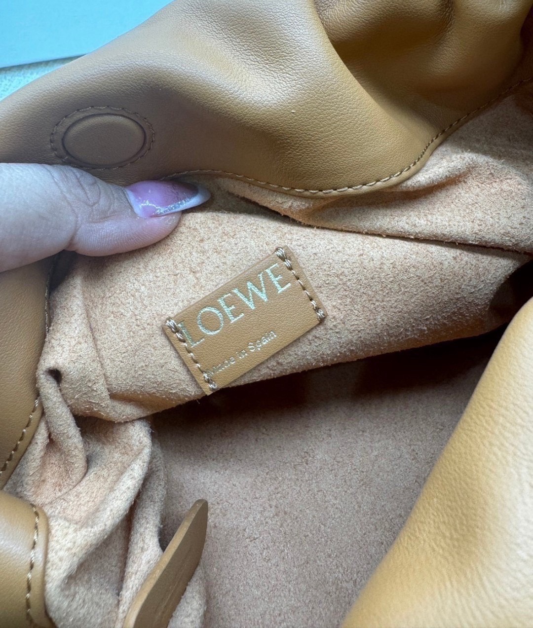 ORI หนังแท้ | Medium Loewe Flamenco purse in mellow nappa leather 30cm กระเป๋าสะพายทรงคลัช เรียบหรูดูแพง เรียบง่ายใช้งานสะดวก หนังแนปป้าให้สัมผัสนุ่มสบายผิว มาพร้อมสายสะพายร้อยห่วงหรูหรา