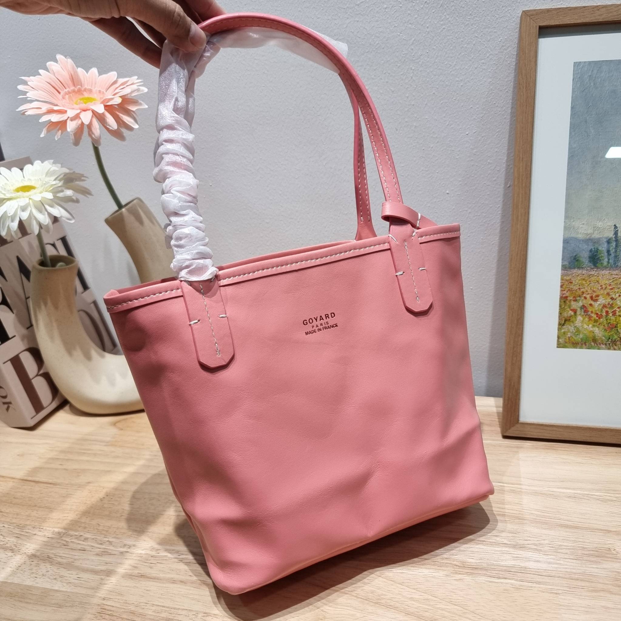 GOYARD MINI ANJOU REVERSIBLE TOTE ฮอตไอเท็ม กับกระเป๋าสะพายทรงโท้ท ไซส์มินิ กะทัดรัดมาก มาครบสีขายดี เลิศทุกสี รูปทรงคลาสสิค ดีไซน์เป็นเอกลักษณ์ ใช้งานได้หลากหลาย สามารถกลับด้านใช้ได้แบบไม่มีเบื่อ