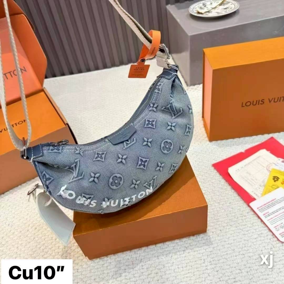 LV Hamac Bag PM Washed Denim Bag กระเป๋าสะพายทรงคลาสสิคใช้งานง่าย เอาใจหนุ่มๆและสาวๆสุดเท่ห์ แต่งตัวอักษรแบรนด์ที่ตัวกระเป๋าสวยโดดเด่นในดีไซน์เดนิมคมชัด กับอีกหนึ่งไอเท็มที่กำลังเป็นที่นิยม
