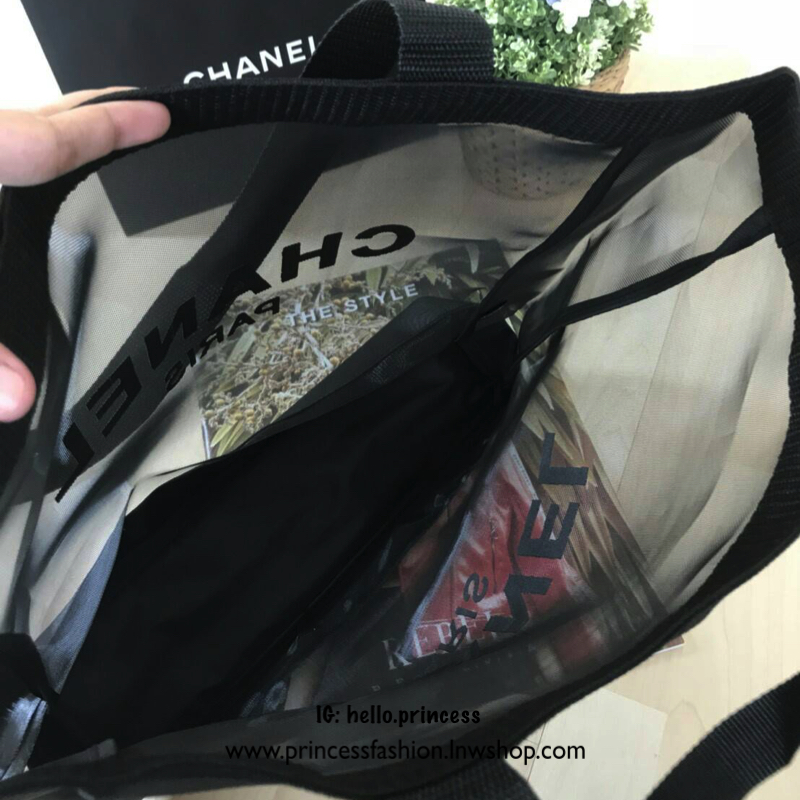 สาวๆ style minimal ห้ามพลาด! Chanel Black Mesh Tote Bag กระเป๋าแบรนด์ชาแนล ของแท้ (ไม่ใช่งานเลียนแบบ) ทำจาก 100% Polyester Mesh ใบขนาดพอดี รุ่นนี้ตัวสายทำจากผ้า ด้านหน้าสกรีนชื่อแบรนด์ น้ำหนักเบา สะพายไหล่ได้ ดีไซน์เก๋ ใส่หนังสือ ใส่แฟ้มเอกสาร ipad ได้สบา