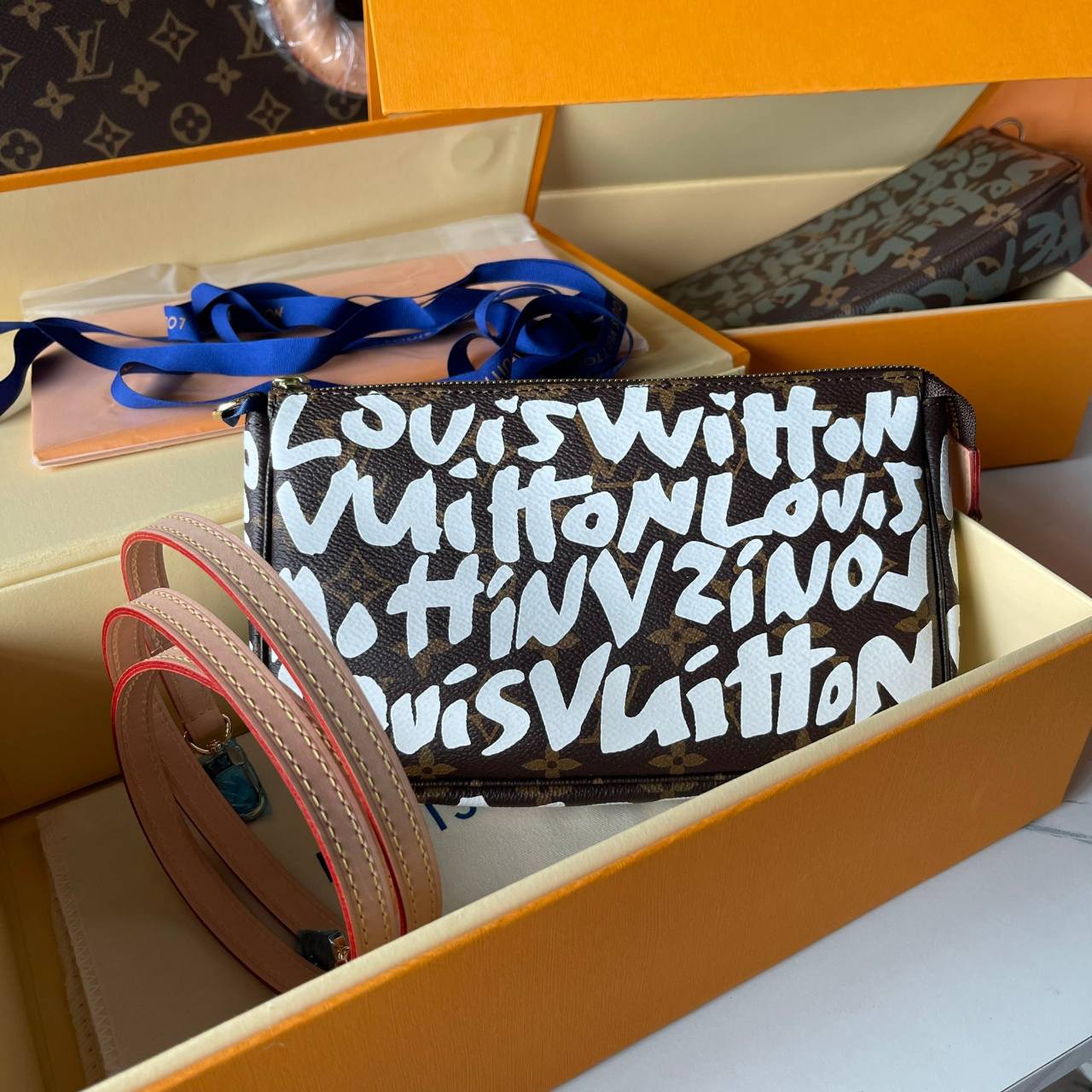 หนังแท้ LOUIS VUITTON MONOGRAM POCHTE ACCESSORIES BAG ลายใหม่ล่าสุด พร้อมส่งที่ไทย โดดเด่นด้วยรูปทรงอันเป็นเอกลักษณ์และรายละเอียดแบบคลาสสิก ภาพถ่ายสินค้าจริง ไอเท็มนี้สวยน่าใช้สุดคุ้มมากๆ ห้ามพลาดเลยค่ะ!