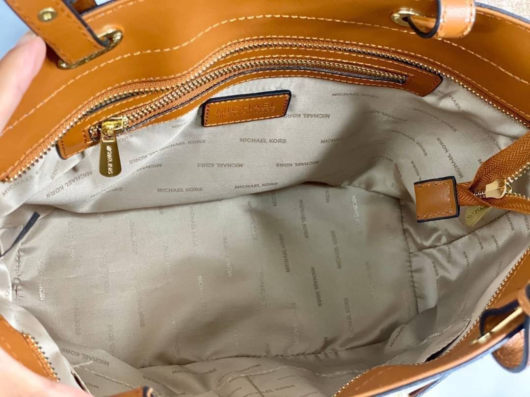 MICHAEL KORS TOTE BAG กระเป๋าสะพายไหล่ทรง Tote ใบใหญ่กำลังดีหนัง Saffiano สวยหรูอยู่ทรง ด้านหน้าประดับโลโก้สีทองสวย และมีช่องใส่2 ช่อง พร้อมอะไหล่ห้อยแบรนด์ ภายในมี 2 ช่องหลัก 1 ช่องซิปกลาง และช่องเล็ก ใส่ของจุกจิก กว้างและจุ ใส่ ipad เอกสาร A4 กระเป๋าสตา