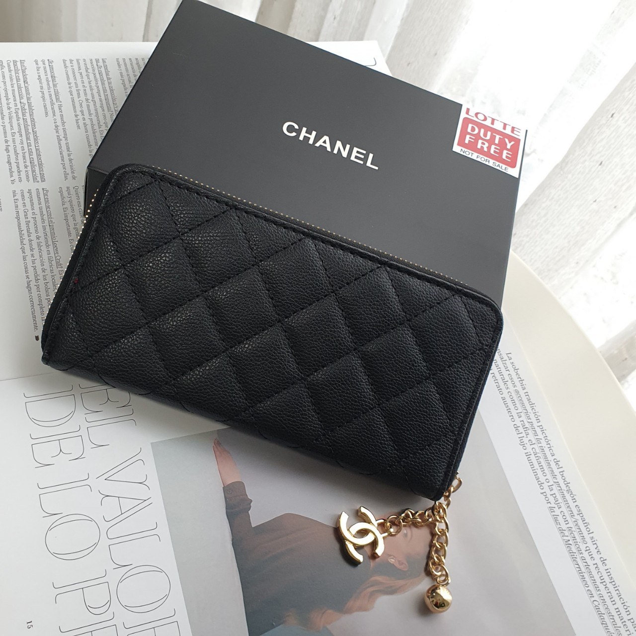 พร้อมส่งรุ่นขายดี! Don't Miss! Chanel Beaute Wallet Complimentary VIP Gift With Purchase (GWP) กระเป๋าสตางค์พรีเมี่ยมกิ๊ฟ จาก Chanel Cosmetic Counter Duty free วัสดุหนังคาเวียร์สวยหรูเปิดปิดด้วยซิปสะดวกใช้ ด้านหน้าประดับโลโก้แบรนด์อะไหล่ทอง ภายในมีช่