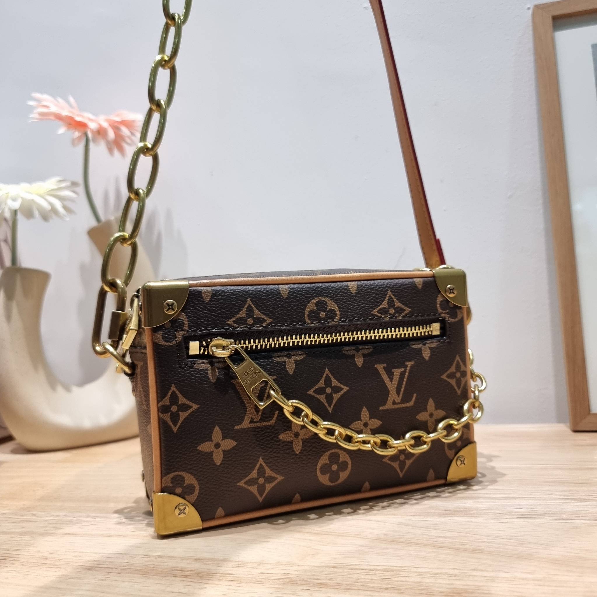 LV MINI SOFT TRUNK ไอเท็มหรูหราย้อนยุค ผสมผสานความทันสมัย ด้วยการตกแต่งขอบด้วยโลหะ รูปทรงกล่องสัดส่วนสวยลงตัว โดดเด่นชวนมอง