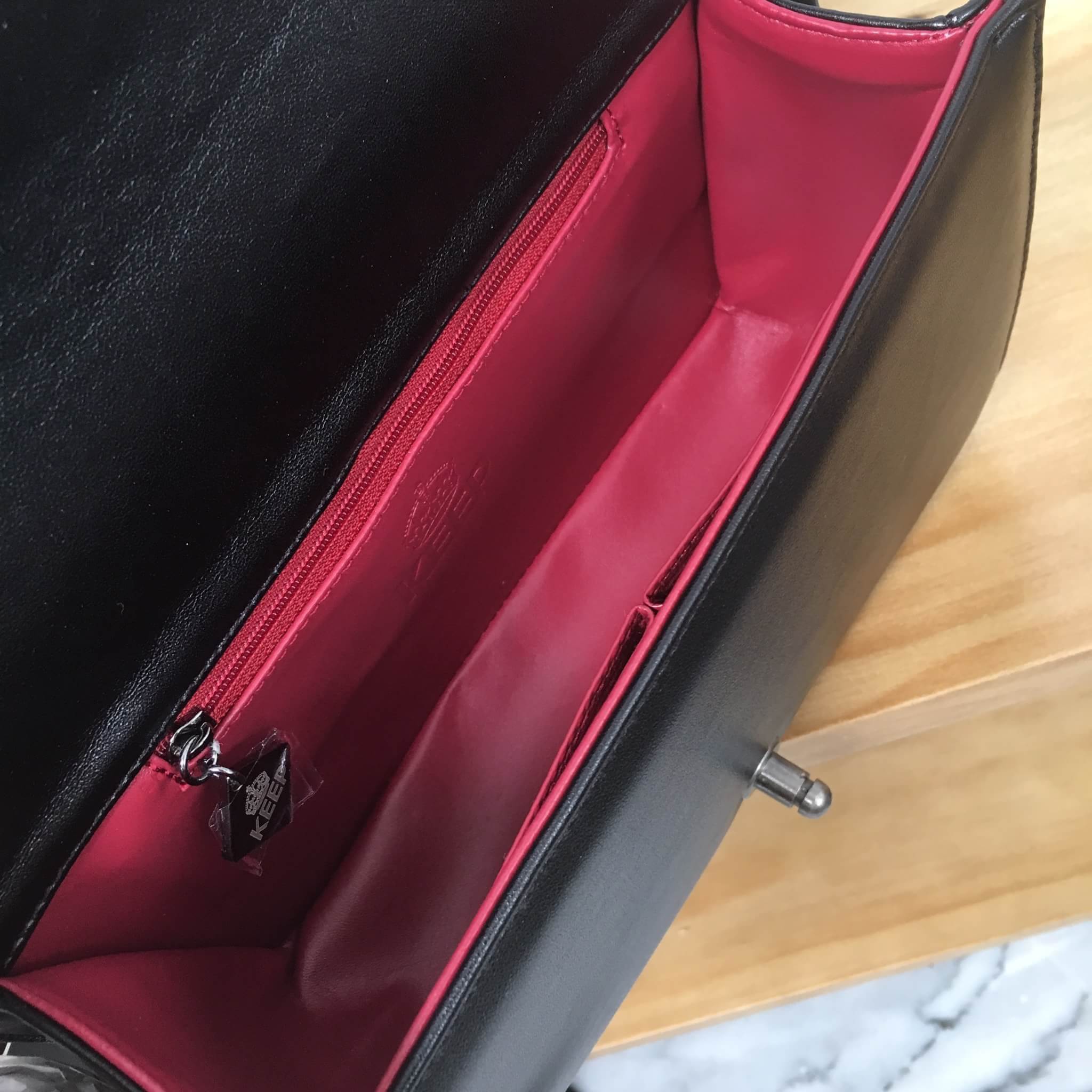 BestSeller! Keep chain large shoulder bag กระเป๋าทรงยอดฮิตคะ รุ่นนี้รับประกันความสวย ตัวกระเป๋าหนังแกะสังเคราะห์เนื้อดีมากๆ ขนาดกะทัดรัด ภายในสีแดง มีช่องใส่ของจุกจิก สายโซ่ปรับได้ 2 แบบทั้งสายสั้น สายยาว สะพายพาดลำตัวได้คะ น่ารักมาก ใส่มิกส์แอนแมท ได้ง่า