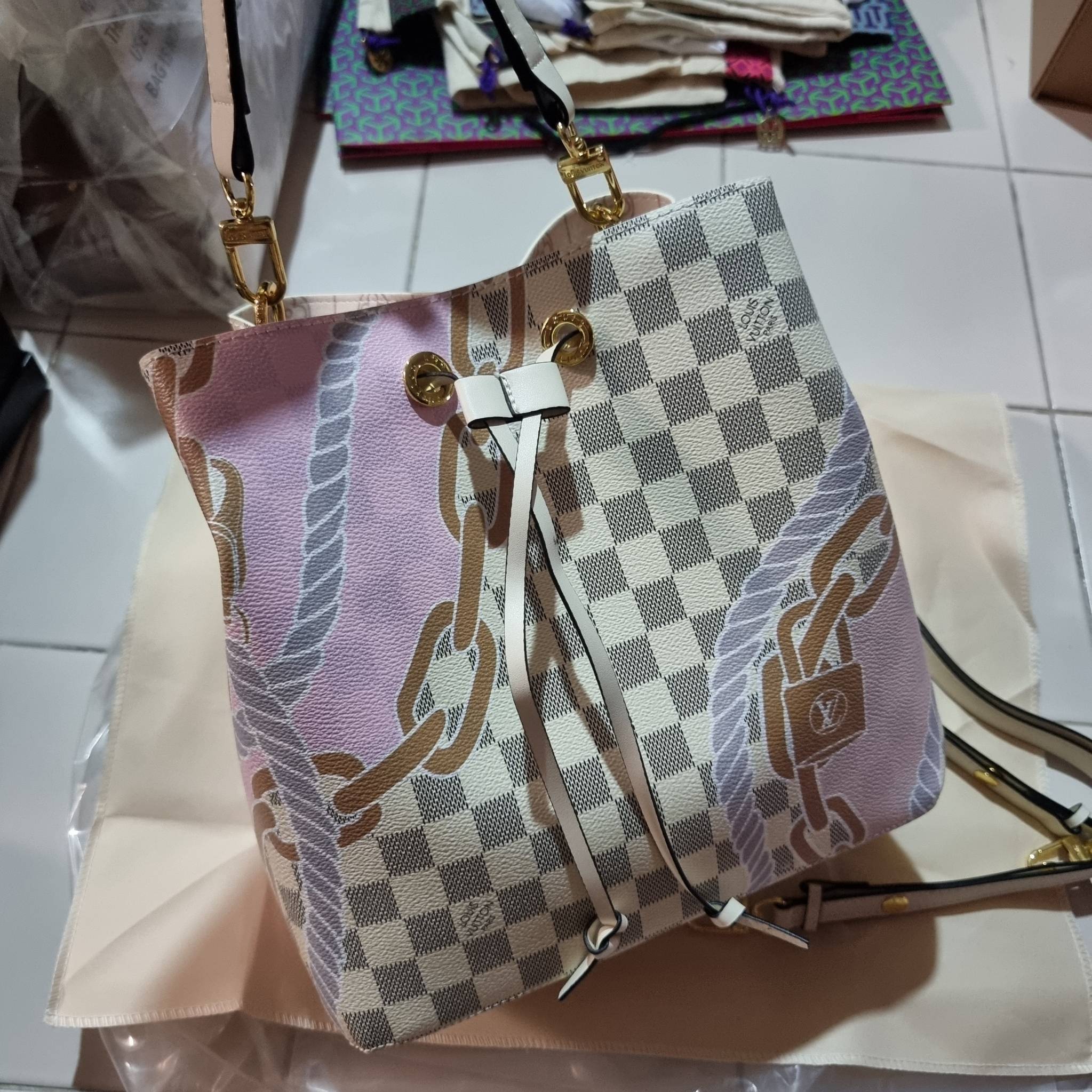 LV Neonoe MM Damier Azur New Spring Collection - Nautical อีกหนึ่งรุ่นท็อปฮิต กับดีไซน์ใหม่ต้อนรับฤดูร้อน กับกระเป๋าสะพายทรงบัคเก็ตใบใหญ่