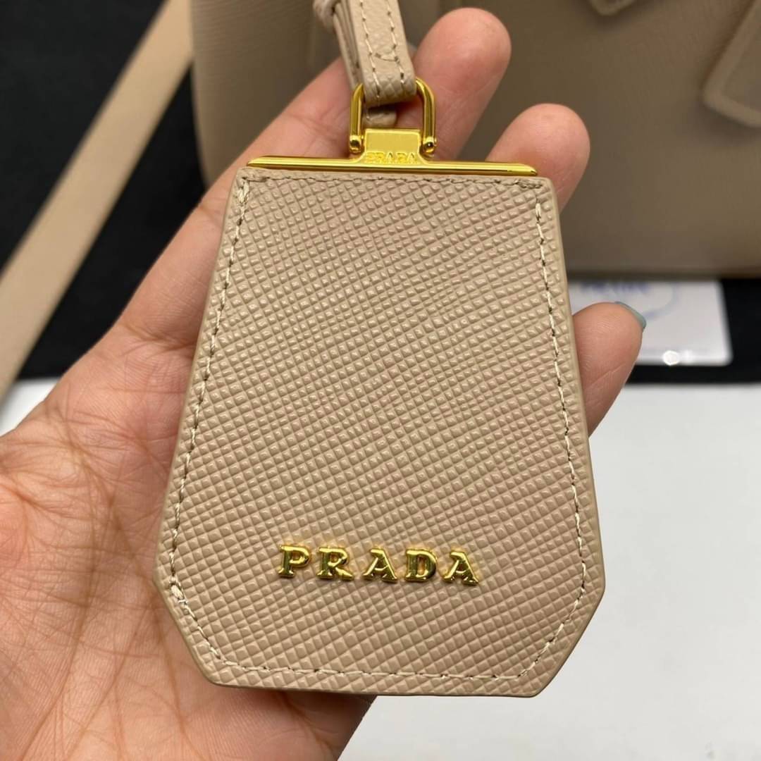 25cm Prada Small Saffiano Leather Double Bag / Prada Double Bag กระเป๋าสะพายพราด้า อีกหนึ่งรุ่นฮิต ให้พื้นที่จุของกว้างขวาง เป็น Tote Bag ใช้งานง่าย ได้ทุกที่ ทุกโอกาส ด้วยขนาดของกระเป๋าที่สามารถจุของได้หลากหลาย เป็นอีกรุ่นที่เหมาะสมสำหรับการเป็น Everyday