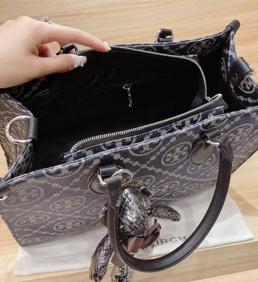 กระเป๋าถือ หรือสะพาย TORY BURCH มาใหม่ล่าสุด จุใจคนสัมภาระเยอะ งานสวยตั้งอยู่ทรง น้ำหนักเบาค่ะ ดีไซต์เก๋มาพร้อมพวงกุญแจตุ๊กตาน้องหมี น่ารักมากมาย