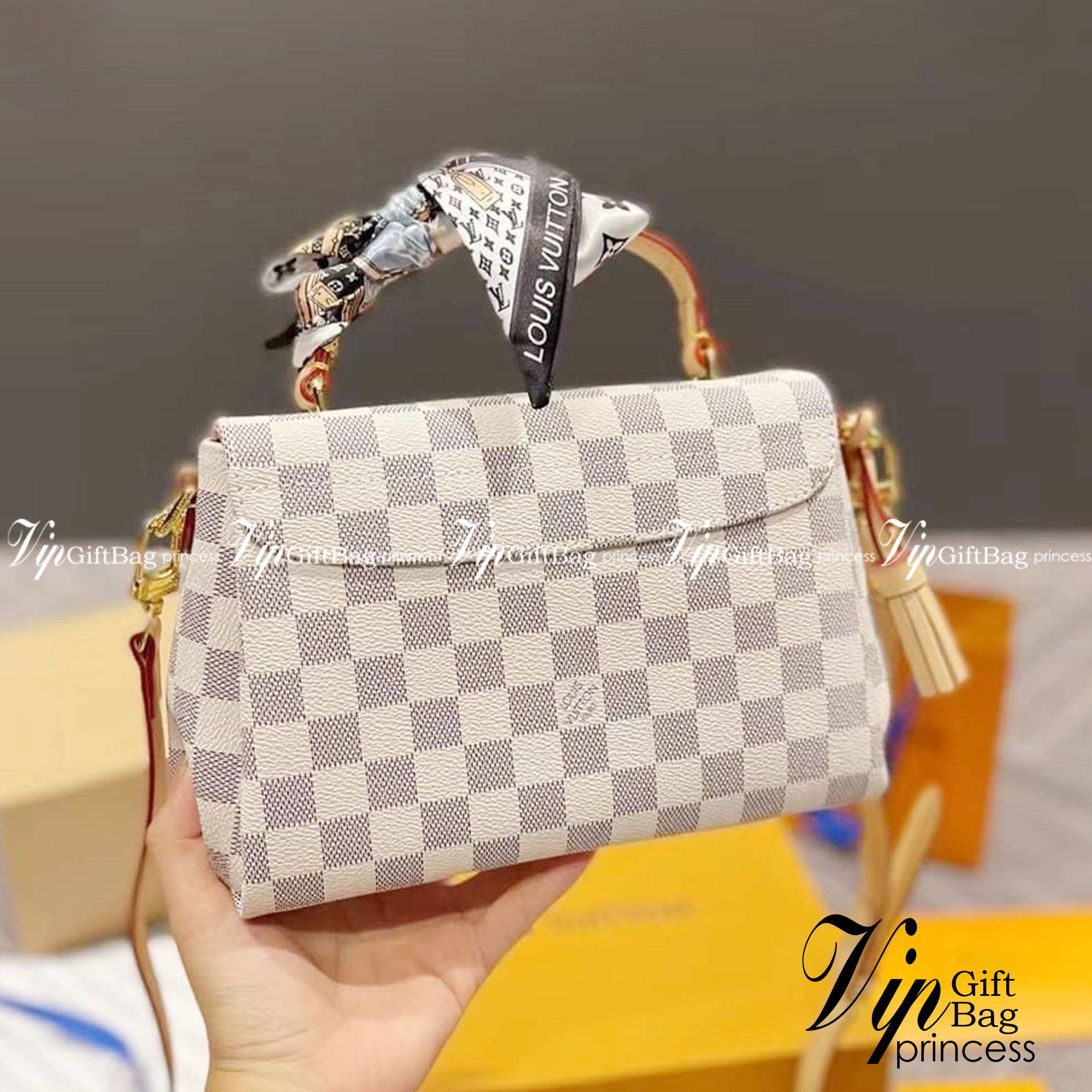 LV CROISETTE CROSSBODY BAG ให้สาวๆได้สวย ในราคาจับต้องได้ กับกระเป๋าสะพายข้าง ดีไซน์ลวดลายตารางเอกลักษณ์ คลาสสิคแต่ดูผู้ดี วัสดุหนังแคนวาส เปิด-ปิดด้วยตัวล็อคแน่นหนา ภายในโล่งกว้าง ใส่ของสำคัญได้ครบถ้วน สายสะพายถอดออกได้ ปรับได้ มีหูจับในตัว ถือเก๋ๆ หรือจ