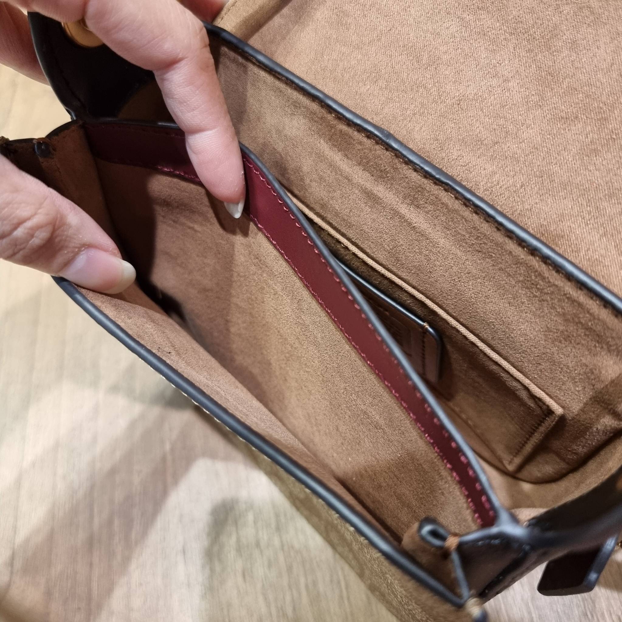 COACH C5691 KLEO SHOULDER BAG 17 IN SIGNATURE CANVAS ใหม่สุด!! สวยหรูไม่มีใครเกิน!! กระเป๋าสะพายสวยครบสูตร แค่เห็นก็ปิ๊ง!!วัสดุหนังแคนวาสสลับหนังแท้ ลงตัวที่หนึ่ง เปิด-ปิดด้วยสายคาดแม่เหล็กในตัว โดดเด่นมากๆ ภายในเป็นช่องโล่ง มีสายสะพายมาให้ถึง 2 แบบ สายคล