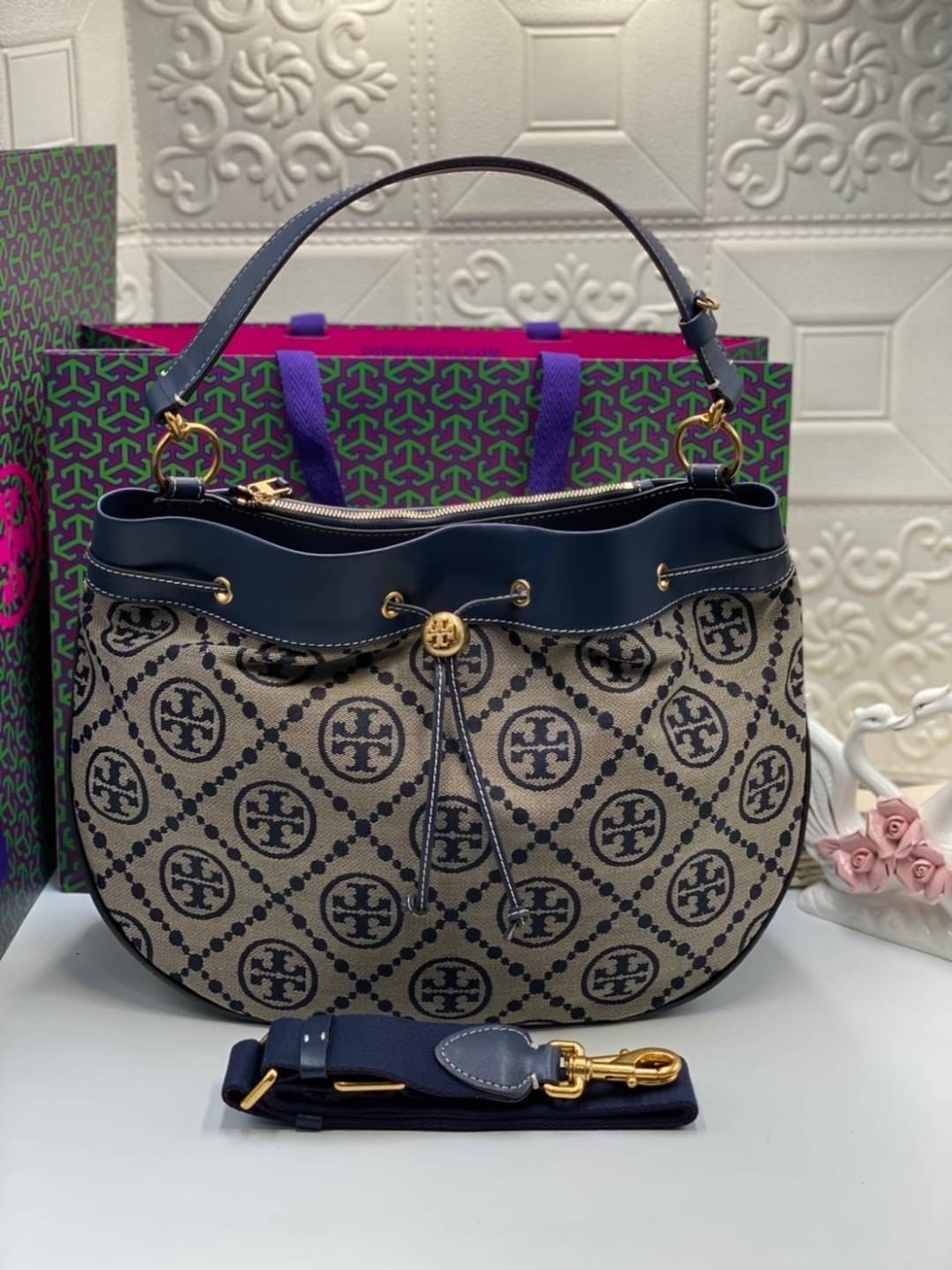 Tory burch t monogram jacquard drawstring hobo กระเป๋าถือและสะพายข้างทำจากผ้าใบ jacquard ตัดด้วยหนังแท้ อีกหนึ่งคอลเลคชั่นจาก T monogrameที่ออกแบบมาในรูปทรงกระเป๋า hobo ทรงสวย มีสไตล์เป็นทรงที่สาวๆนิยมใช้