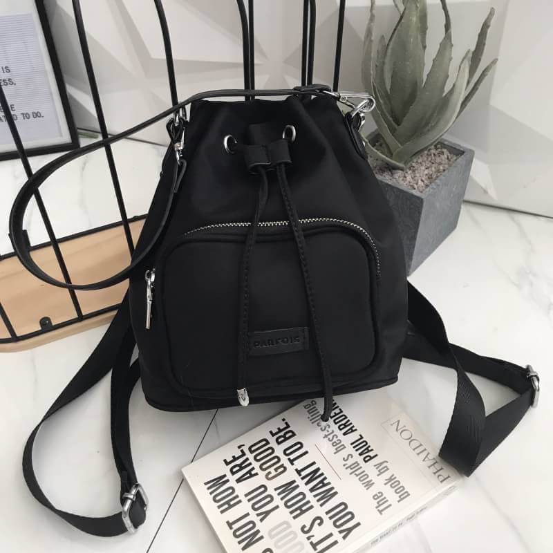Parfois Bucket backpack กระเป๋าเป้ ถอดสายได้ มีสายสั้นให้สามารถถือ หรือสะพายข้างก้อได้ค่า ดีไซน์เกร๋มาก สีดำสวยมาก chic สุดๆ รุ่นนี้ รูปแบบน่ารัก แอบเก๋ด้วยดีไซด์ของตัวกระเป๋า ด้านหน้ามีช่องเก็บของ และที่มัดสายกระเป๋า ภายในมีช่องเก็บของจุกจิกได้ ใบจริงสวย