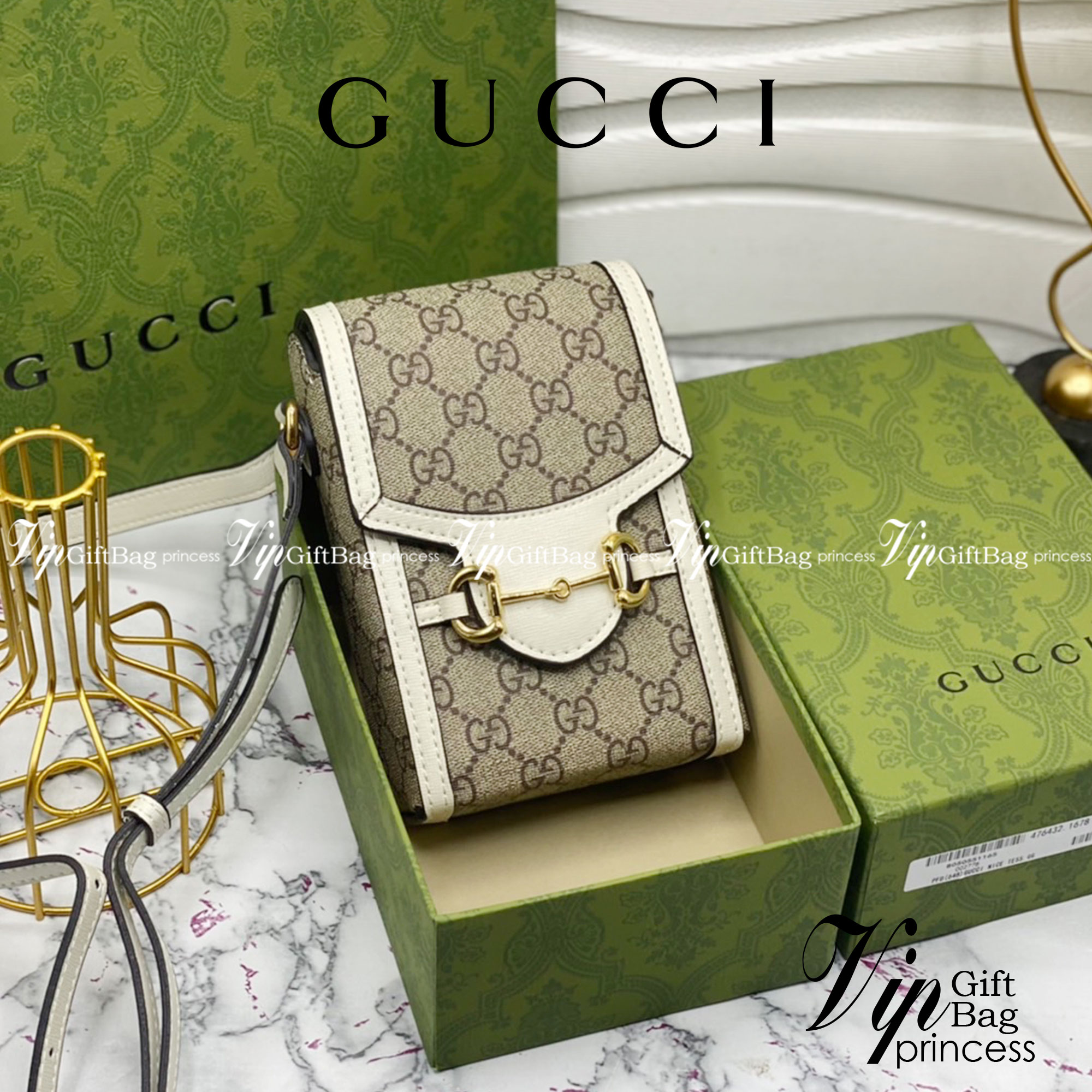 หนังแท้ GUCCI Horsebit phone bag กระเป๋าสะพาย กระเป๋าใส่โทรศัพท์สุดคลาสสิก หนังวัวแท้สีน้ำตาล/สีขาว อะไหล่ทองสวย ดีไซต์สัญลักษณ์วงแหวนตามแบบฉบับแบรนด์ สายสะพายยาวที่สามารถปรับระดับได้ ภาพสินค้าถ่ายจากงานขายจริง ใช้งานต่างประเทศได้ค่ะ