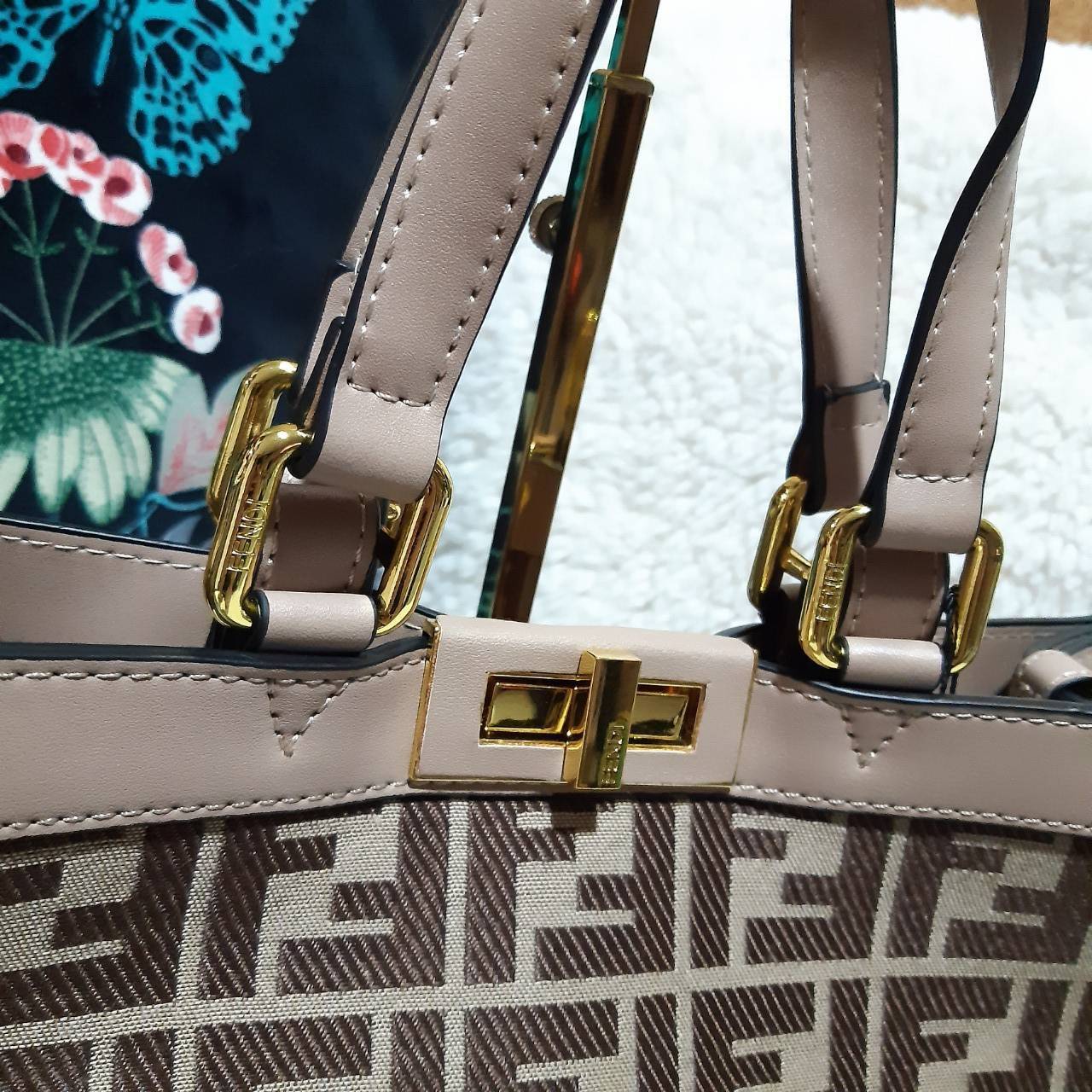 พรีเมี่ยมกิ๊ฟแท้ 100% 】FENDI NEW TOTE GIFT BAG กระเป๋าถือ/สะพายไหล่ น้ำหนักเบา ทรงสวย หรู ดูแพงเกินเบอร์!!