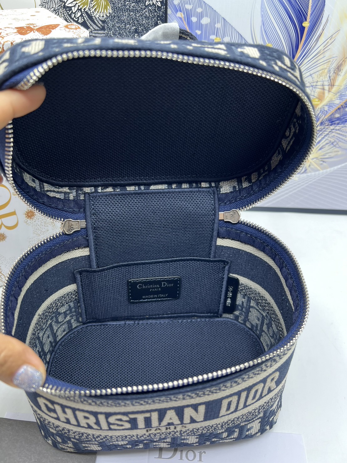 18cm Small DiorTravel Vanity Case กระเป๋าใส่เครื่องสำอาง มาพร้อมกับลวดลาย Oblique ปักอย่างประณีตและประดับด้วยสัญลักษณ์ Christian Dior Paris มาพร้อมสายสะพายและหูจับในตัว ปรับเปลี่ยนใช้งานได้ตามสไตล์