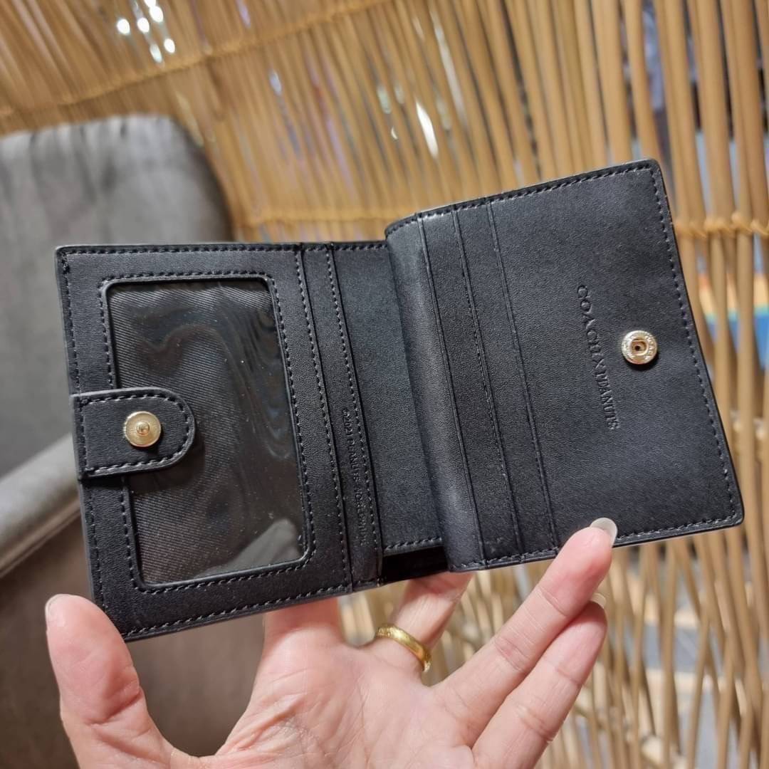 C4591 C4592 COACH COACH x PEANUTS SNAP WALLET IN SIGNATURE CANVAS WITH SNOOPY PRINT / WITH WOODSTOCK PRINT กระเป๋าสตางค์ใบเล็ก ขนาดกำลังเหมาะ ดีไซน์น่ารักอีกแล้วจ้า ♥️ มันน่ารักน่าใช้มาก โดดเด่นด้วยลายคอลเลคชั่นยอดฮิต วัสดุหนังแคนวาสเคลือบลาย เปิด-