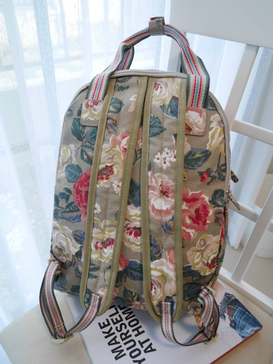 CATH KIDSTON BACKPACK BAG กระเป๋าเป้น่ารัก ตามแบบฉบับของแบรนด์นี้เลยค่า โดดเด่นด้วยหนัง PVC พิมพ์ลาย กันน้ำทั้งใบ ด้านในมีช่องซิปใหญ่ใส่ของ 2 ช่อง จุของได้เยอะ ใส่ IPAD / A4ได้สบายเลยค่ะ ด้านหน้ามีช่องซิปเล็ก 1 ช่อง ใส่ของจุกจิกหนิบได้สะดวก น้ำหนักเบา ใช้