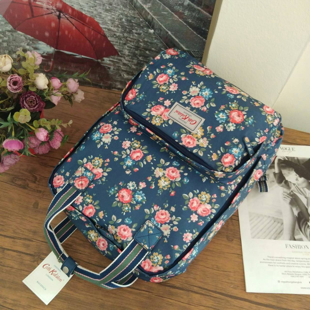 Cath Kidston Backpack Bag กระเป๋าเป้ สไตล์วินเทจ ด้านหน้ามี 1 ช่องซิป เปิดปิดด้วยซิป มีช่องหลักโล่งกว้าง และช่องเล็ก ใบนี้จุของได้เนอะ คุ้มค่าเกินราคาค่ะ