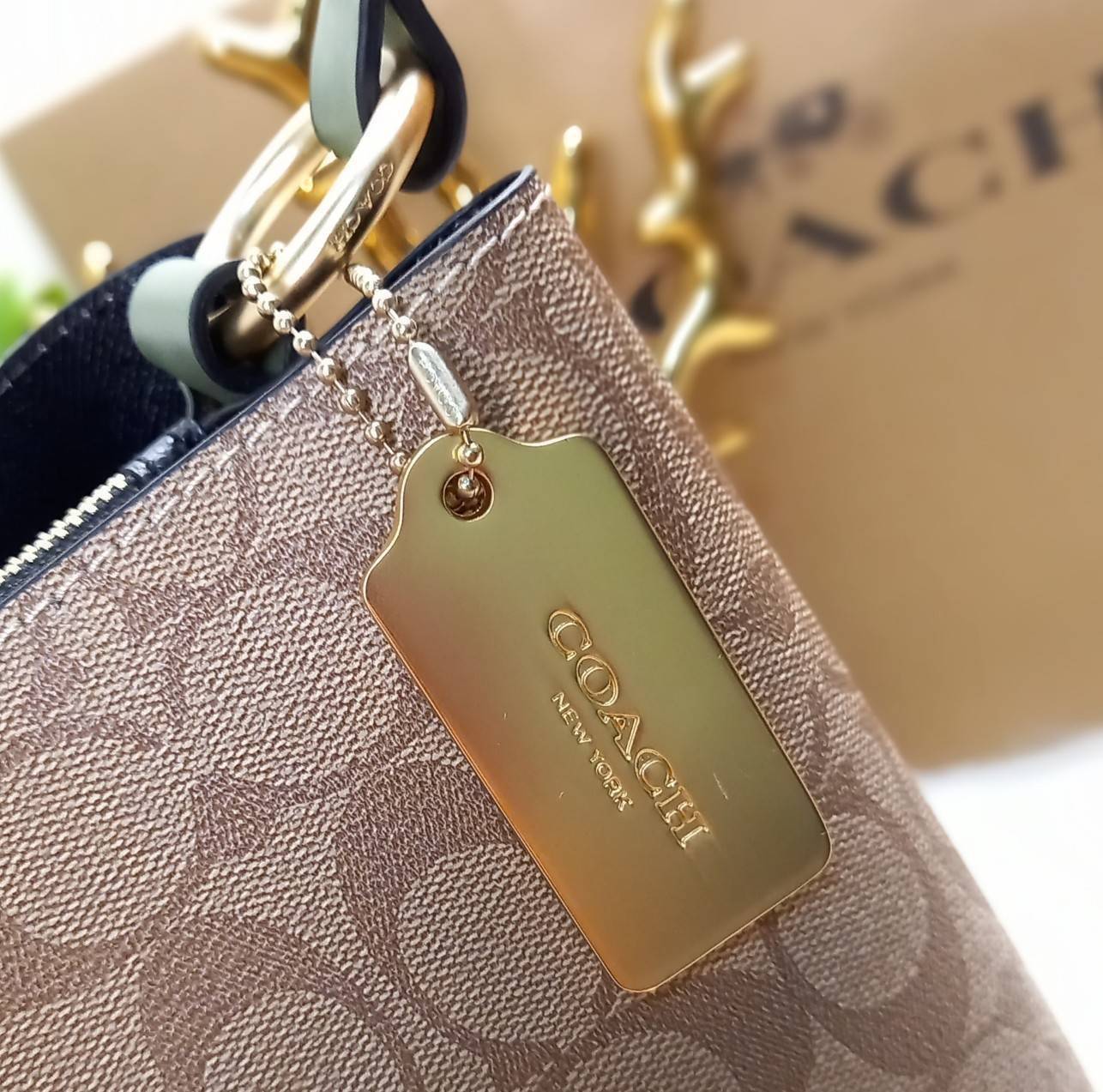 ใบใหญ่ 10" COACH TOWN BUCKET BAG IN SIGNATURE CANVAS (COACH 91512) 🌺 เป็นสีที่ขายดีมากๆ และหายากมากๆด้วย!! //ขนาด 10 นิ้ว ใส่ของได้จุใจ!! //กระเป๋าสะพายข้าง //วัสดุหนังแคนวาสอย่างดี หนังสวย อยู่ทรง มีสายสะพายยาว ใช้สะพายเป็นคลอสบอดี้ได้ สายยา